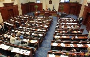 Пратениците од ВМРО-ДПМНЕ „тераат по свое“, од СДСМ бараат да се зборува по точката од дневниот ред Пратениците од ВМРО-ДПМНЕ „тераат по свое“, од СДСМ бараат да се зборува по точката од дневниот ред