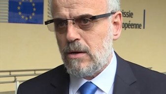 Tалат Џафери со значка од македонско знаме во Брисел Tалат Џафери со значка од македонско знаме во Брисел