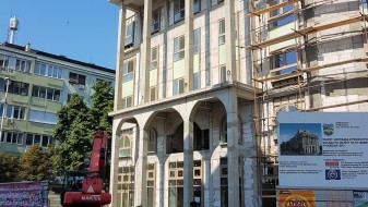 И за празник се работи на фасадата на зградата на Пелагонија И за празник се работи на фасадата на зградата на Пелагонија
