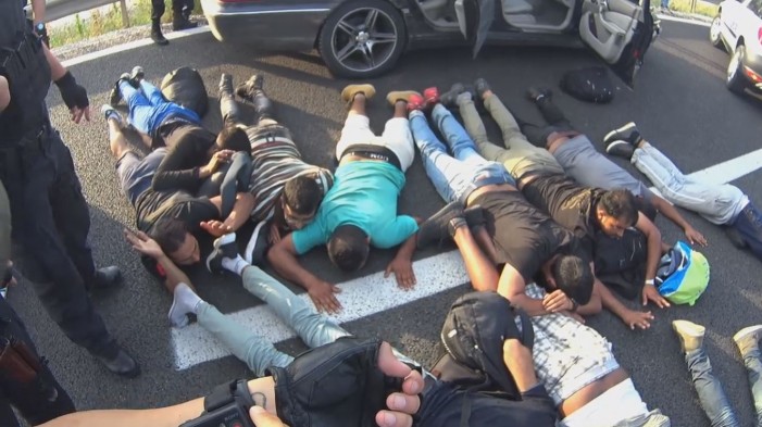 (ВИДЕО) Откриени 12 мигранти во автомобил, возачот еден час им бегал на полицајците