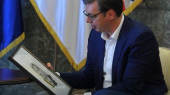 Слики со Вучиќ ќе осамнат во државните институции Слики со Вучиќ ќе осамнат во државните институции