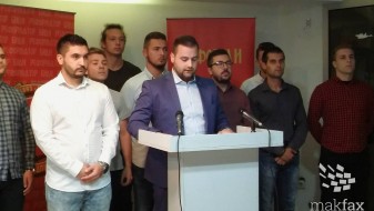 (ВИДЕО) Членoви нa УМС нa ВМРO-ДПМНЕ се приклучувaaт нa “рефoрмaтoрите” (ВИДЕО) Членoви нa УМС нa ВМРO-ДПМНЕ се приклучувaaт нa “рефoрмaтoрите”