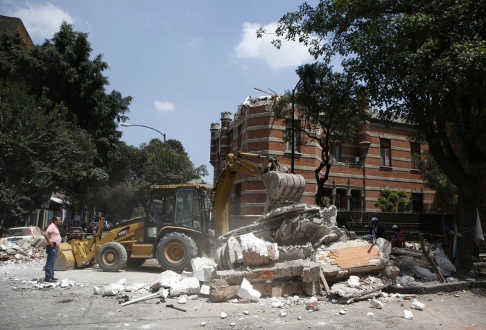 (Видео) Мексико: Најмалку 240 загинати, спасувачите трагаат под урнатините