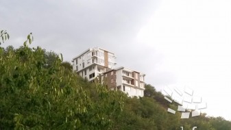 Луксуз во глина над Жданец, зградите се искачуваат упорно кон Водно Луксуз во глина над Жданец, зградите се искачуваат упорно кон Водно