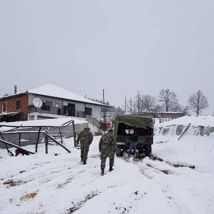 (Фото) Деца од Штипско со возила на Армијата пренесени во болница