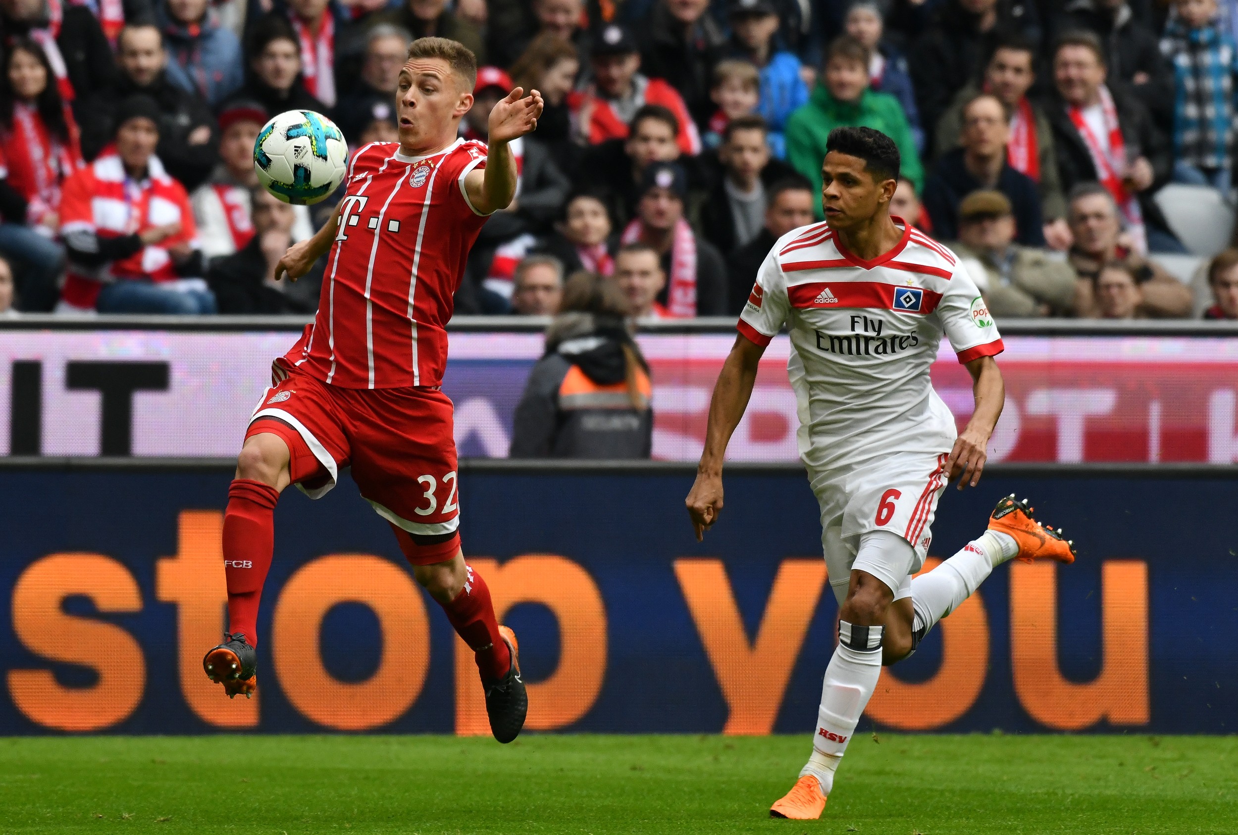 epa06593856 Bayern's Joshua Kimmich and Hamburg's Douglas Santos in action during the German Bundesliga soccer match between FC Bayern Munich and Hamburger SV, in Munich, Germany, 10 March 2018. EPA-EFE/PHILIPP GUELLAND EMBARGO CONDITIONS - ATTENTION: Due to the accreditation guidelines, the DFL only permits the publication and utilisation of up to 15 pictures per match on the internet and in online media during the match.