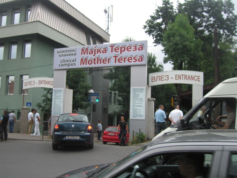 Четири возила се судрија пред Клинички центар „Мајка Тереза“, неколку лица се повредени