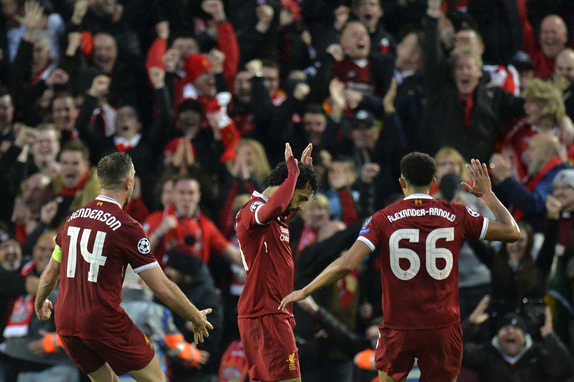 epa06690026 Liverpool's Mohamed Salah (C) celebrates with his teammates scoring the 1-0 goal during the UEFA Champions League semi final, first leg soccer match between Liverpool FC and AS Roma at Anfield, Liverpool, Britain, 24 April 2018. EPA-EFE/PETER POWELL