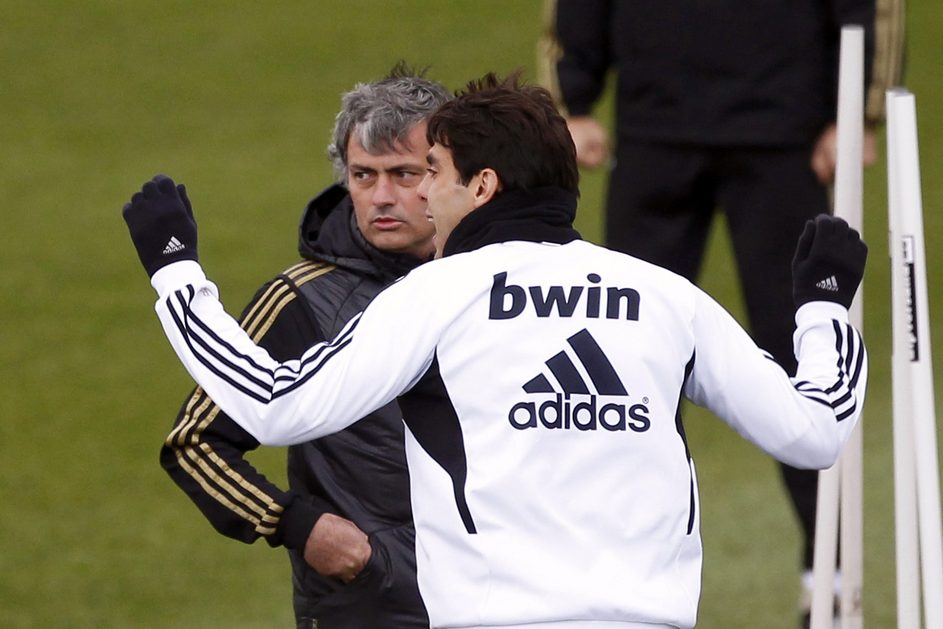 epa03036053 Real Madrid's Portuguese head coach Jose Mourinho (L) talks with Brazilian midfielder Kaka (R) during their team's training session at the Valdebebas sport city in Madrid, Spain, 16 December 2011. EPA/JUAN CARLOS HIDALGO