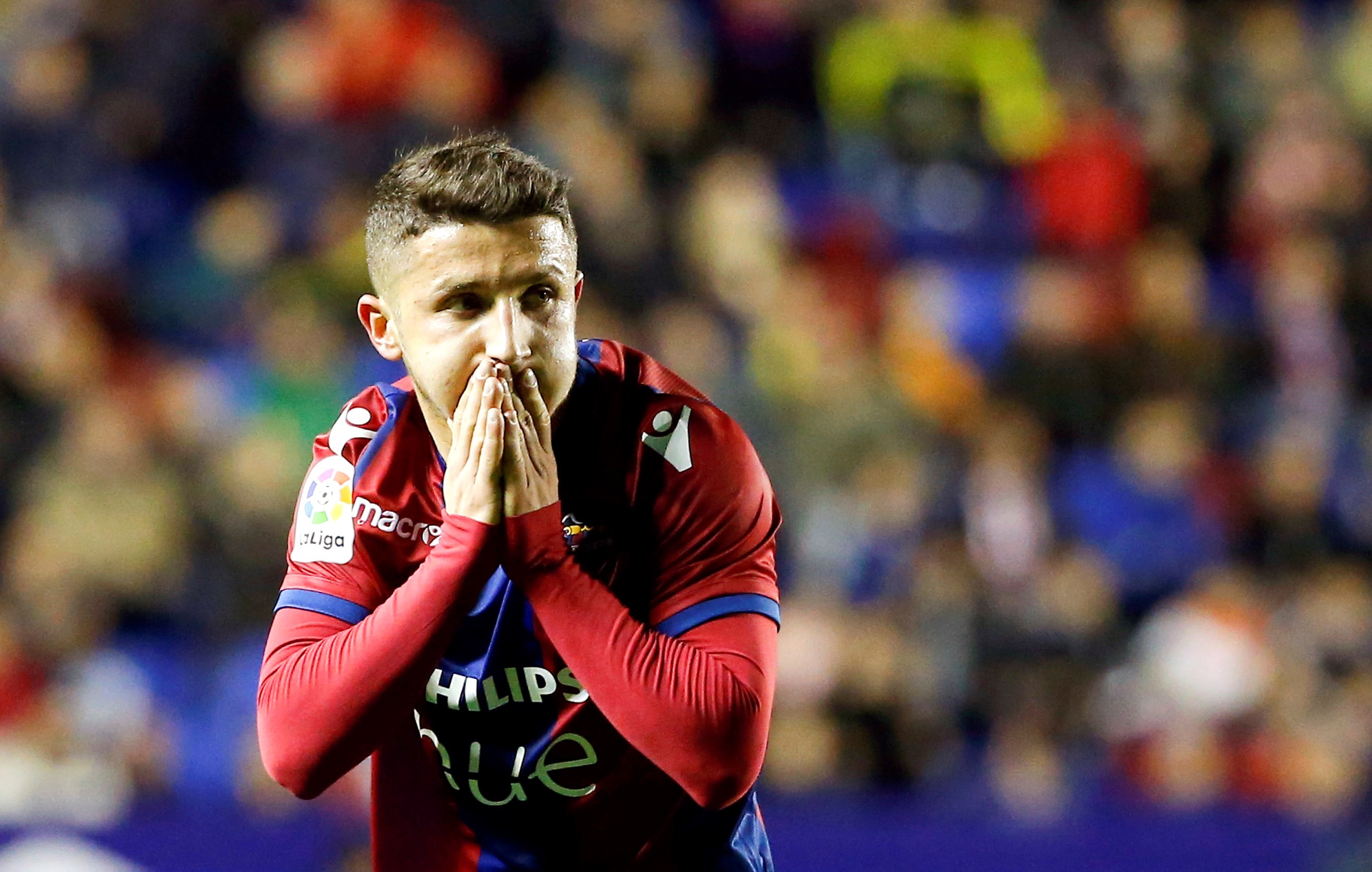 epa06381973 Levante's Macedonian midfielder Enis Bardhi gestures during the Spanish Primera Division league game at Ciutat de Valencia stadium, in Valencia, eastern Spain, 10 December 2017. EPA-EFE/KAI FOERSTERLING