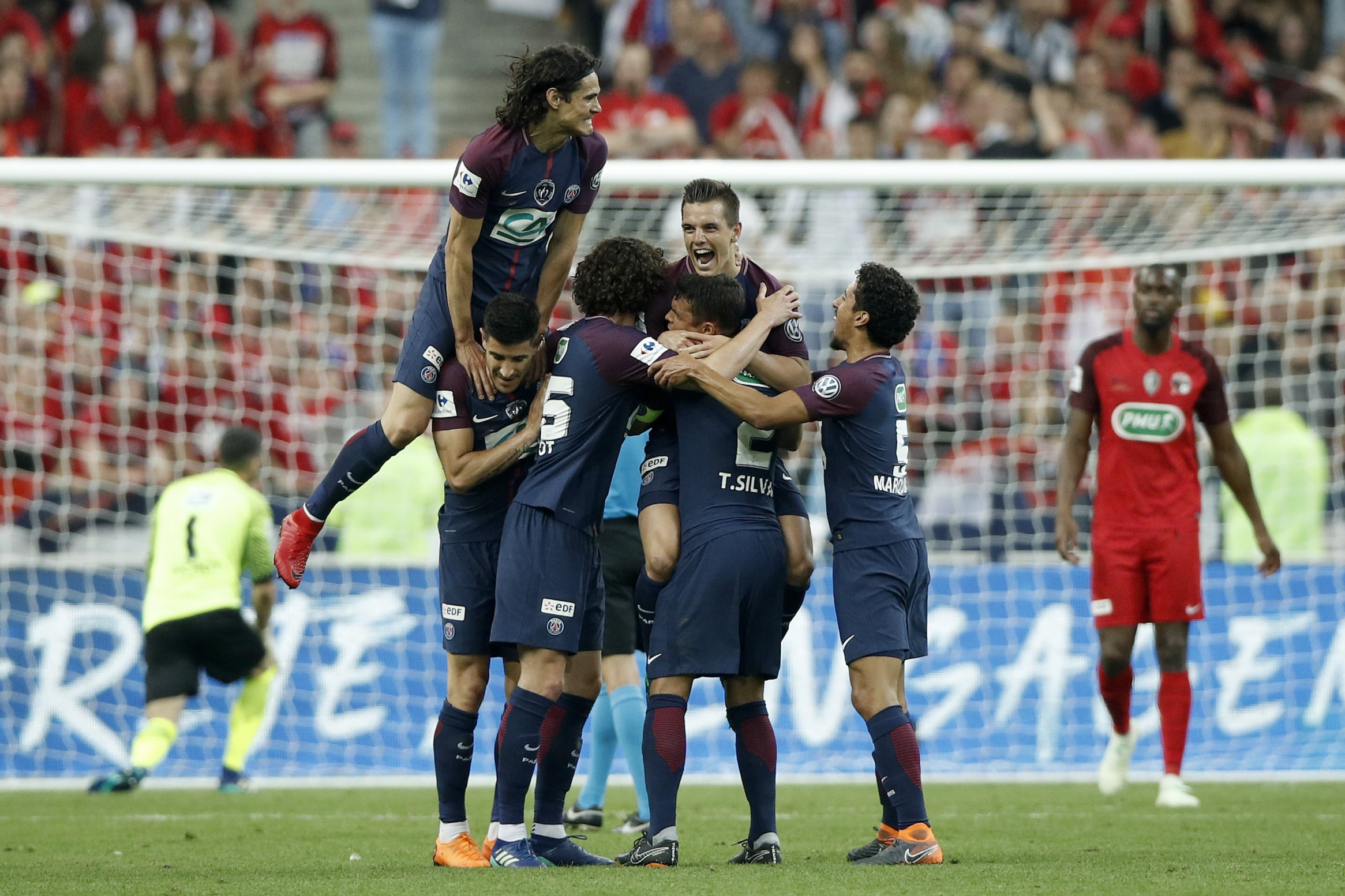 epa06720282 Giovani Lo Celso (C) of Paris Saint Germain reacts with teammates after scoring the 1-0 lead during the French Cup final between Les Herbiers and Paris Saint-Germain (PSG) at the Stade de France in Saint-Denis, outside Paris, France, 08 May 2018. EPA-EFE/YOAN VALAT