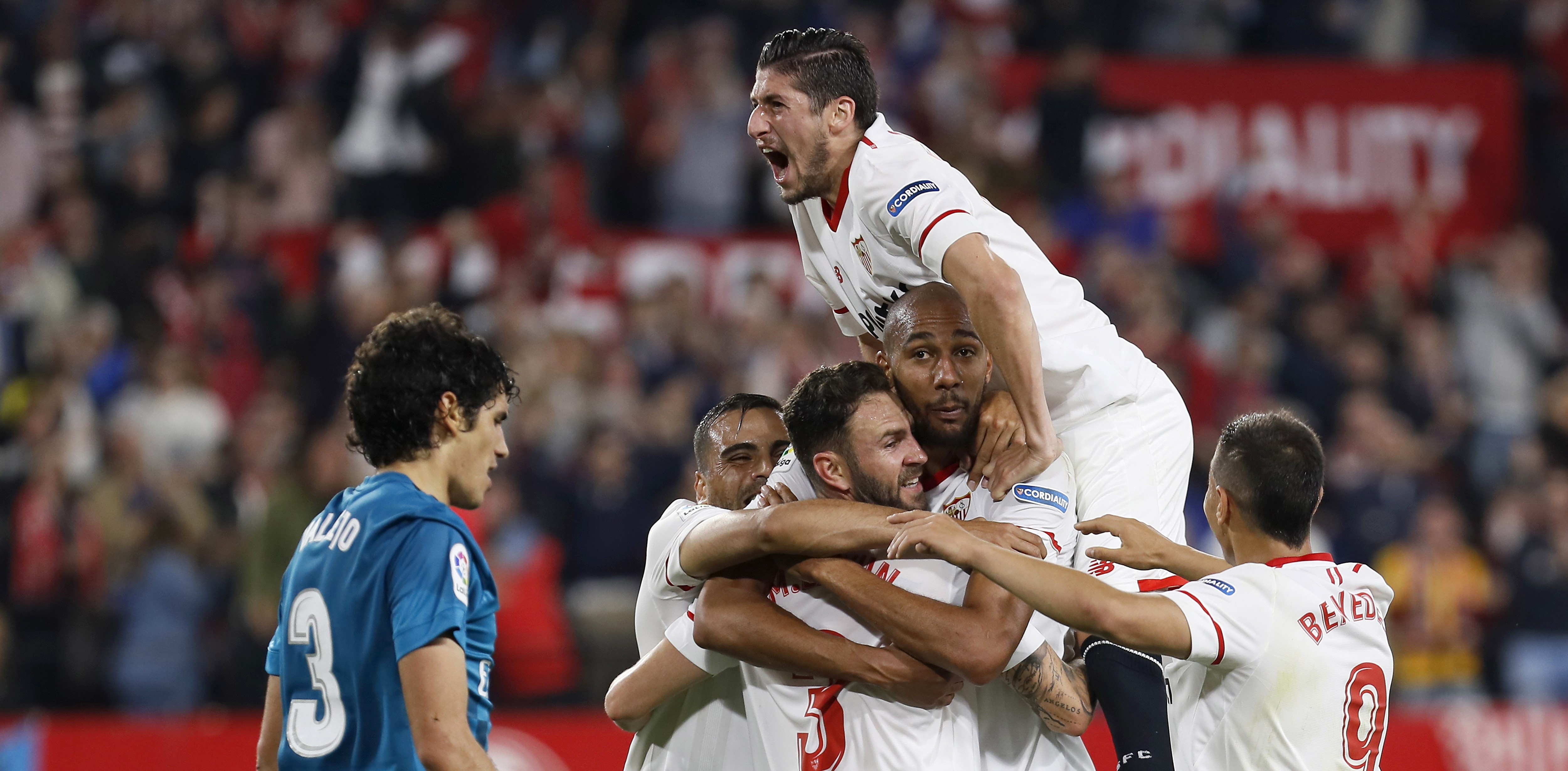 epa06723898 Sevilla's players celebrate during the Spanish Primera Division soccer match between Sevilla FC and Real Madrid at Ramon Sanchez Pizjuan stadium in Seville, Andalusia, Spain, 09 May 2018. EPA-EFE/JOSE MANUEL VIDAL