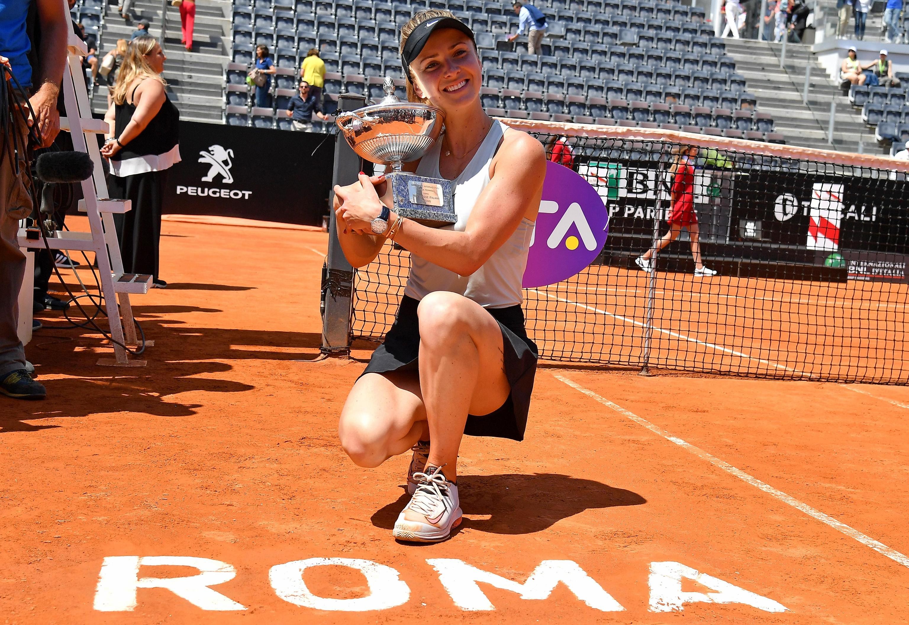 epa06752112 Elina Svitolina of Ukraine poses with the trophy after defeating Romania's Simona Halep in their women's singles final match at the Italian Open tennis tournament in Rome, Italy, 20 May 2018. EPA-EFE/ETTORE FERRARI