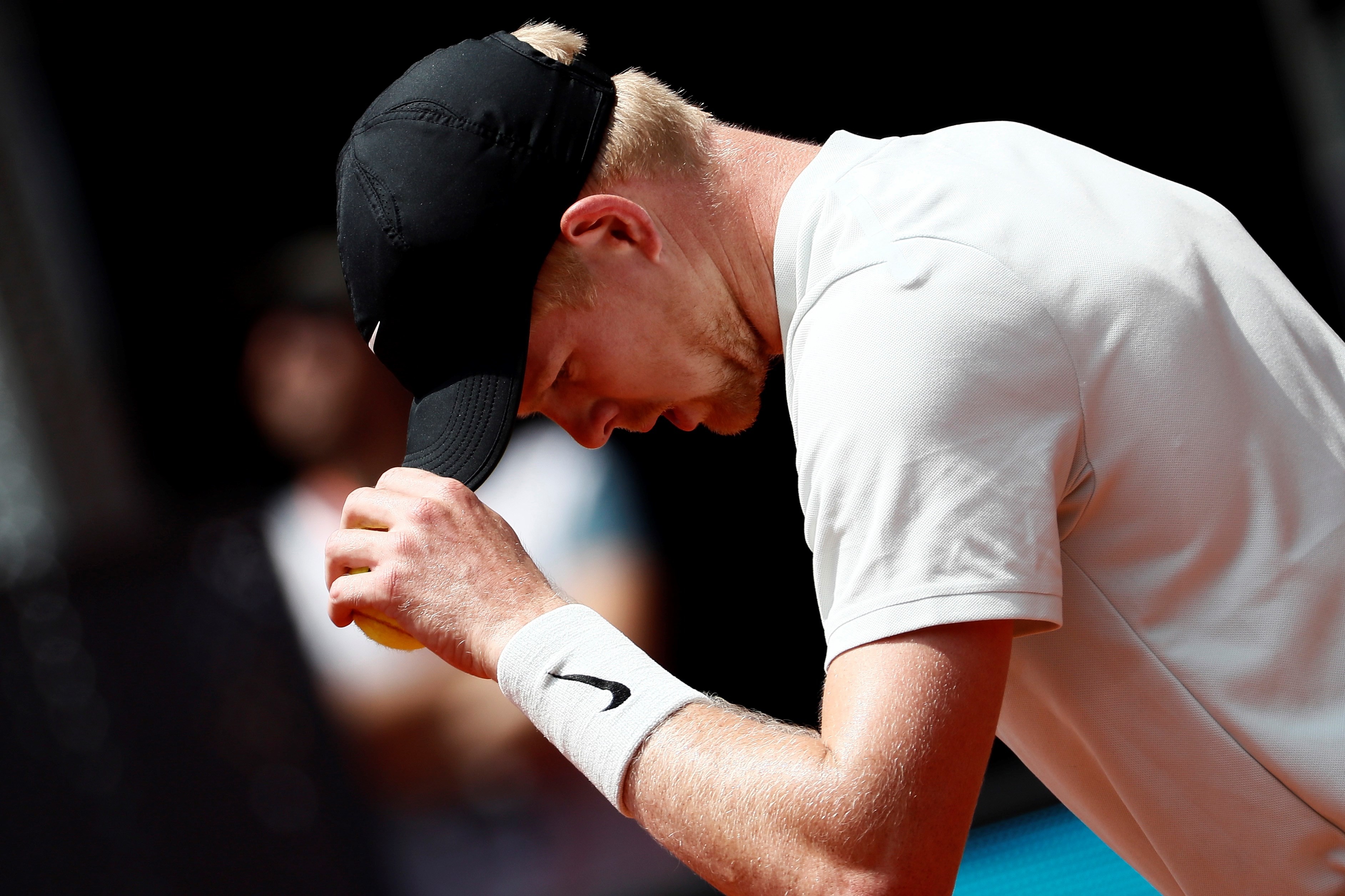 epa06722315 Britain's Kyle Edmund in action during his men's singles second round match against Novak Djokovic of Serbia at the 2018 Mutua Madrid Open tennis tournament in Madrid, Spain, 09 May 2018. EPA-EFE/MARISCAL