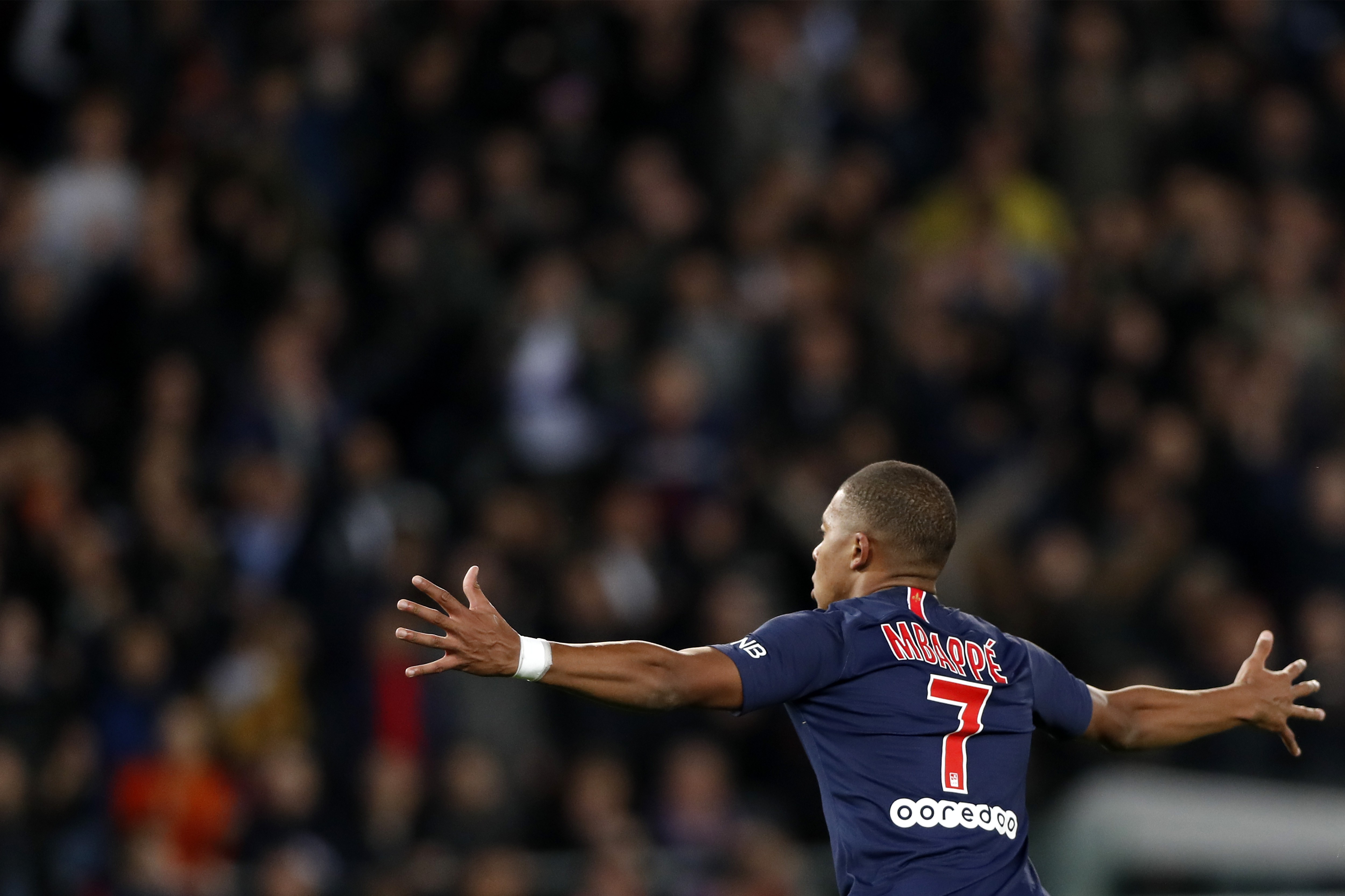 epa07077716 Paris Saint Germain's Kylian Mbappe celebrates after scoring during the French Ligue 1 soccer match between Paris Saint-Germain (PSG) and Olympique Lyon at the Parc des Princes stadium in Paris, France, 07 October 2018. EPA-EFE/Ian Langsdon