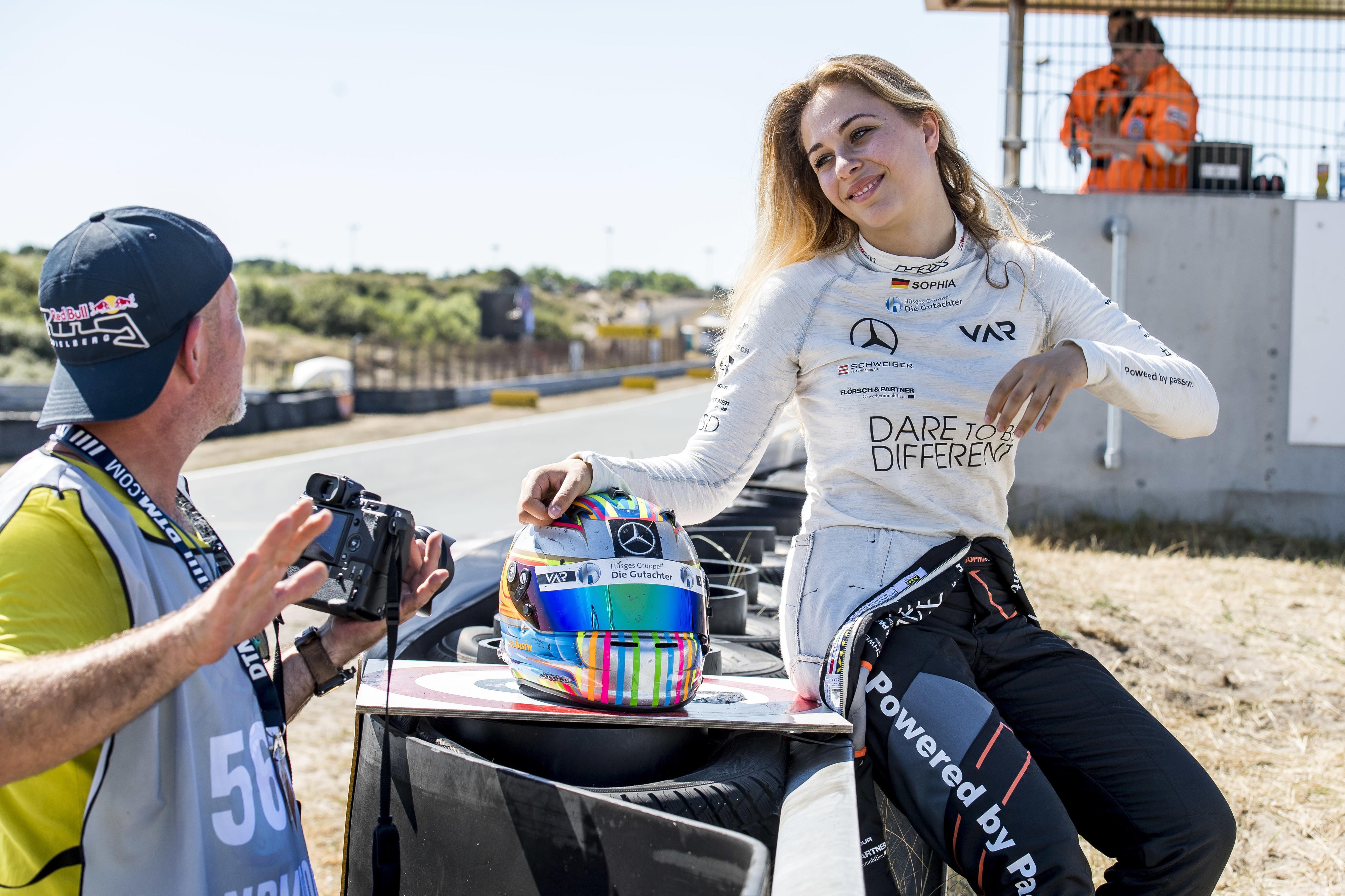 Motorsport: DTM, Saison 2018/2019, Rennen Sonntag, 15.07.2018 in Zandvoort, Nordholland (Niederlande).
Sophia Flörsch beim Fotoshooting. | Verwendung weltweit