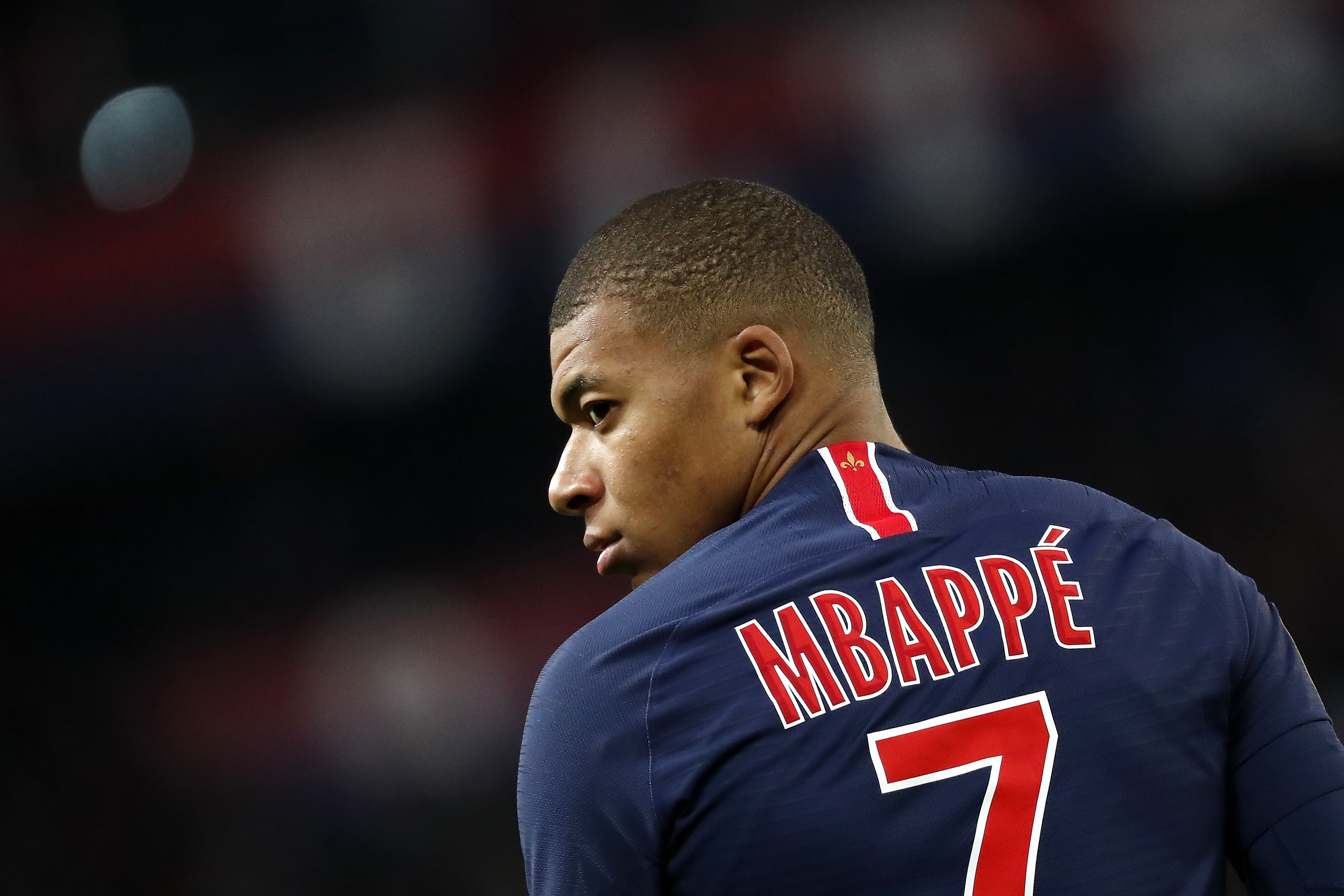 epa07137973 Paris Saint Germain's Kylian Mbappe reacts during the French Ligue 1 soccer match between Paris Saint-Germain (PSG) and Lille (LOSC) in Paris, France, 02 November 2018. EPA-EFE/CHRISTOPHE PETIT TESSON