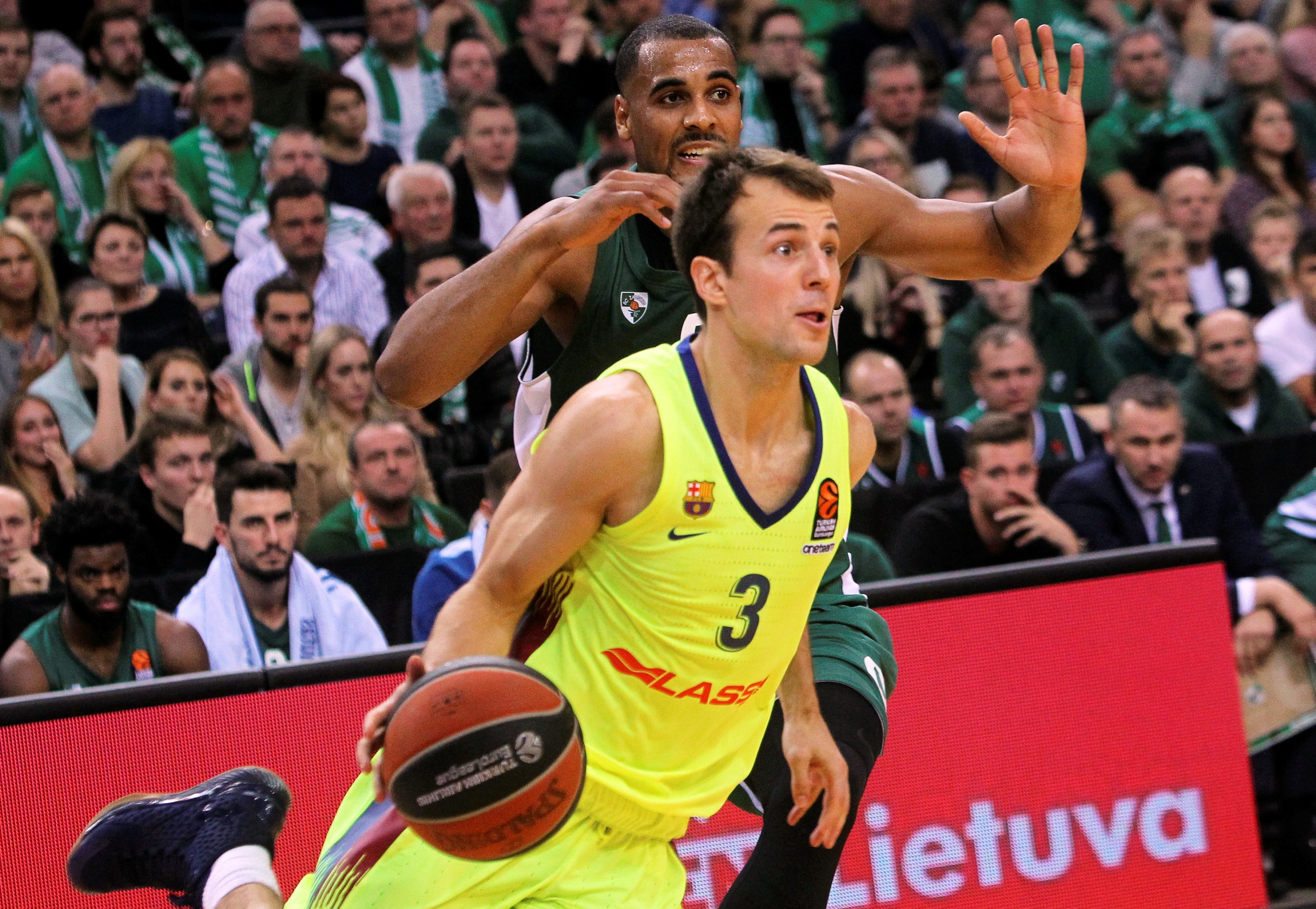 epa07171347 Brandon Davies (back) of Kaunas in action against Kevin Pangos (front) of Barcelona during the Euroleague basketball match between Zalgiris Kaunas and FC Barcelona Lassa in Kaunas, Lithuania, 16 November 2018. EPA-EFE/TOMS KALNINS