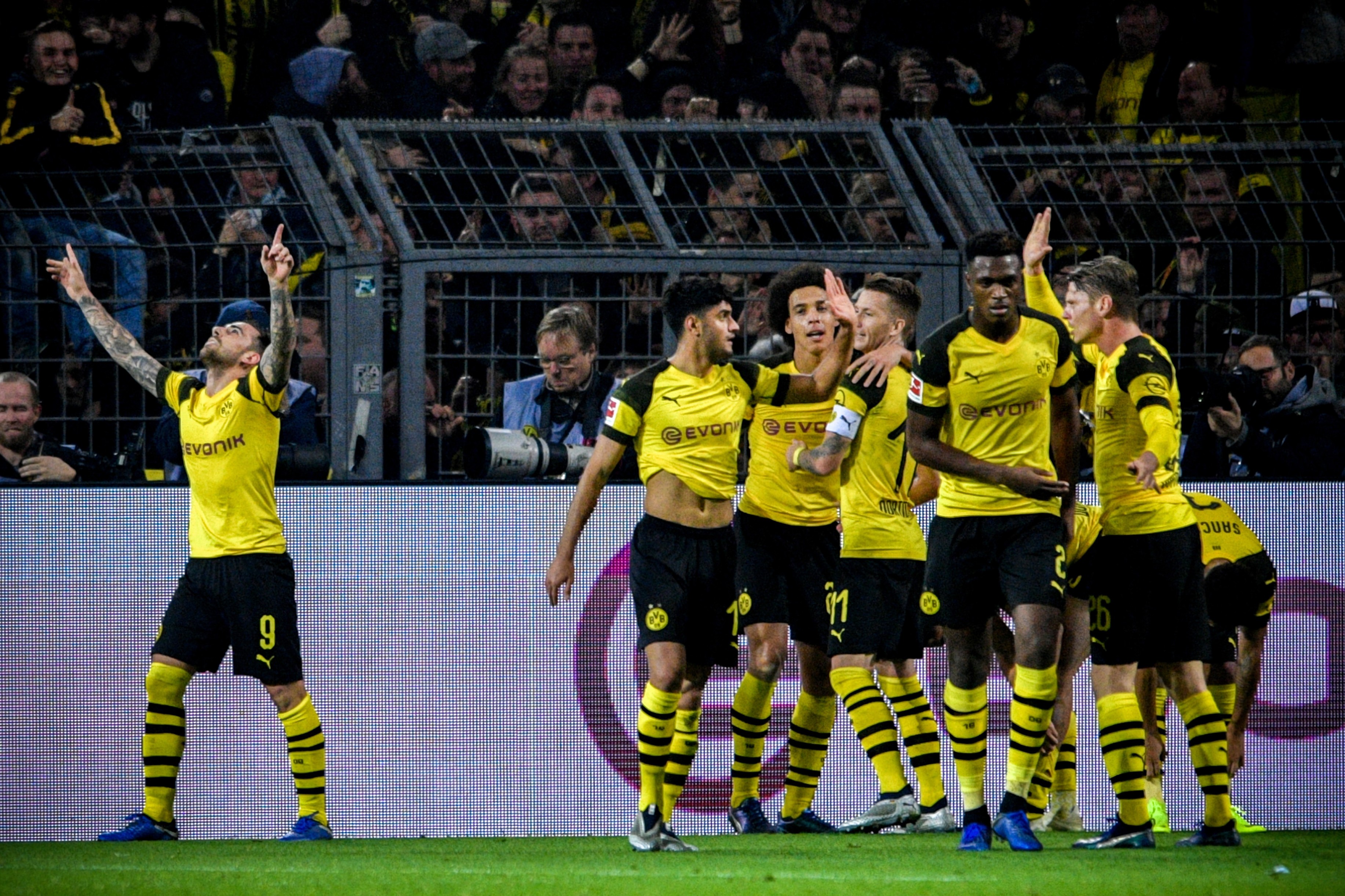 epa07156321 Dortmund's Paco Alcacer (L) celebrates with his teammates after scoring the 3-2 lead during the German Bundesliga soccer match between Borussia Dortmund and FC Bayern Muenchen in Dortmund, Germany, 10 November 2018. EPA-EFE/SASCHA STEINBACH CONDITIONS - ATTENTION: The DFL regulations prohibit any use of photographs as image sequences and/or quasi-video.