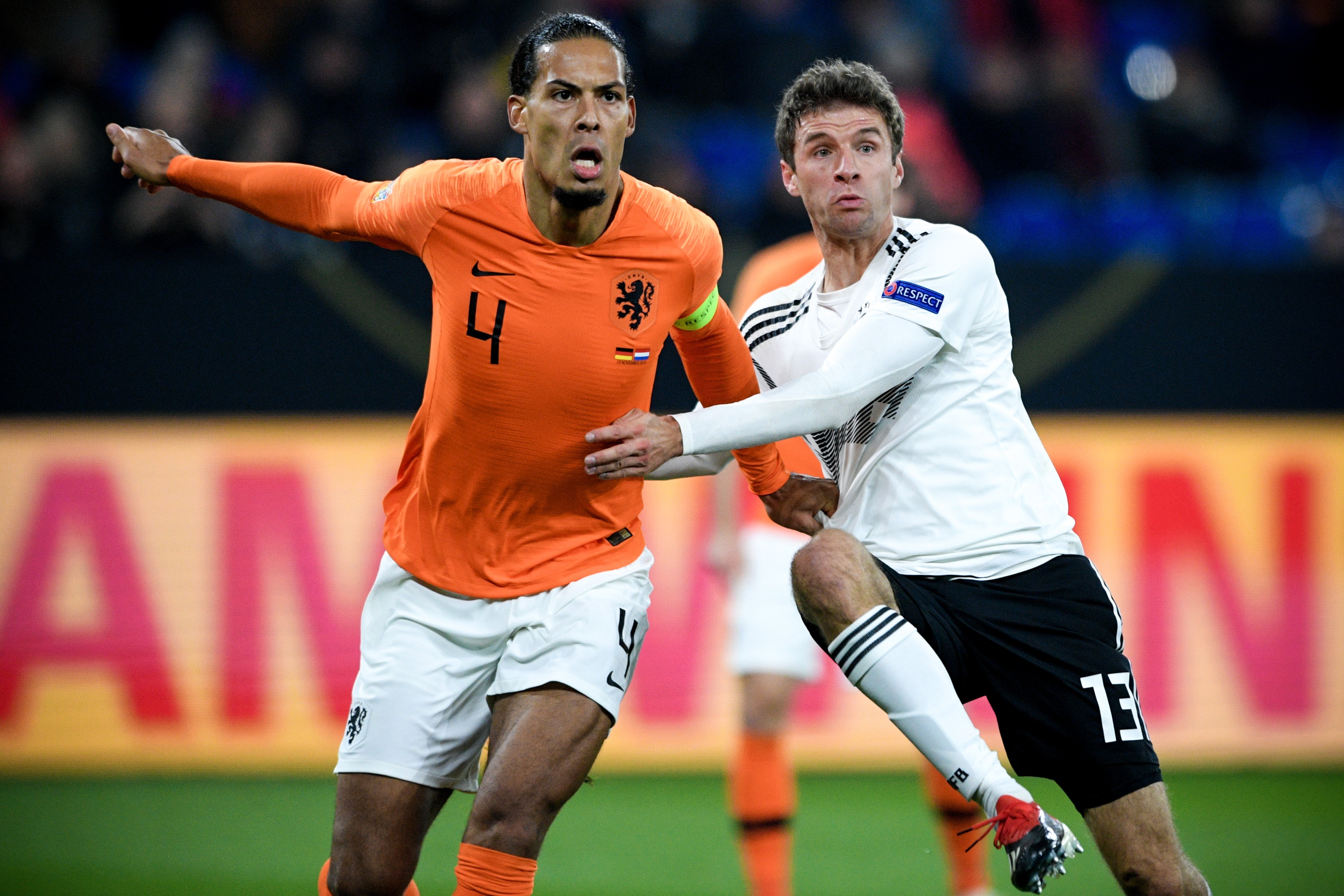 epa07178180 Netherland's Virgil Van Dijk (L) in action against Germany's Thomas Mueller (R) during the UEFA Nations League soccer match between Germany and the Netherlands in Gelsenkirchen, Germany, 19 November 2018. EPA-EFE/SASCHA STEINBACH