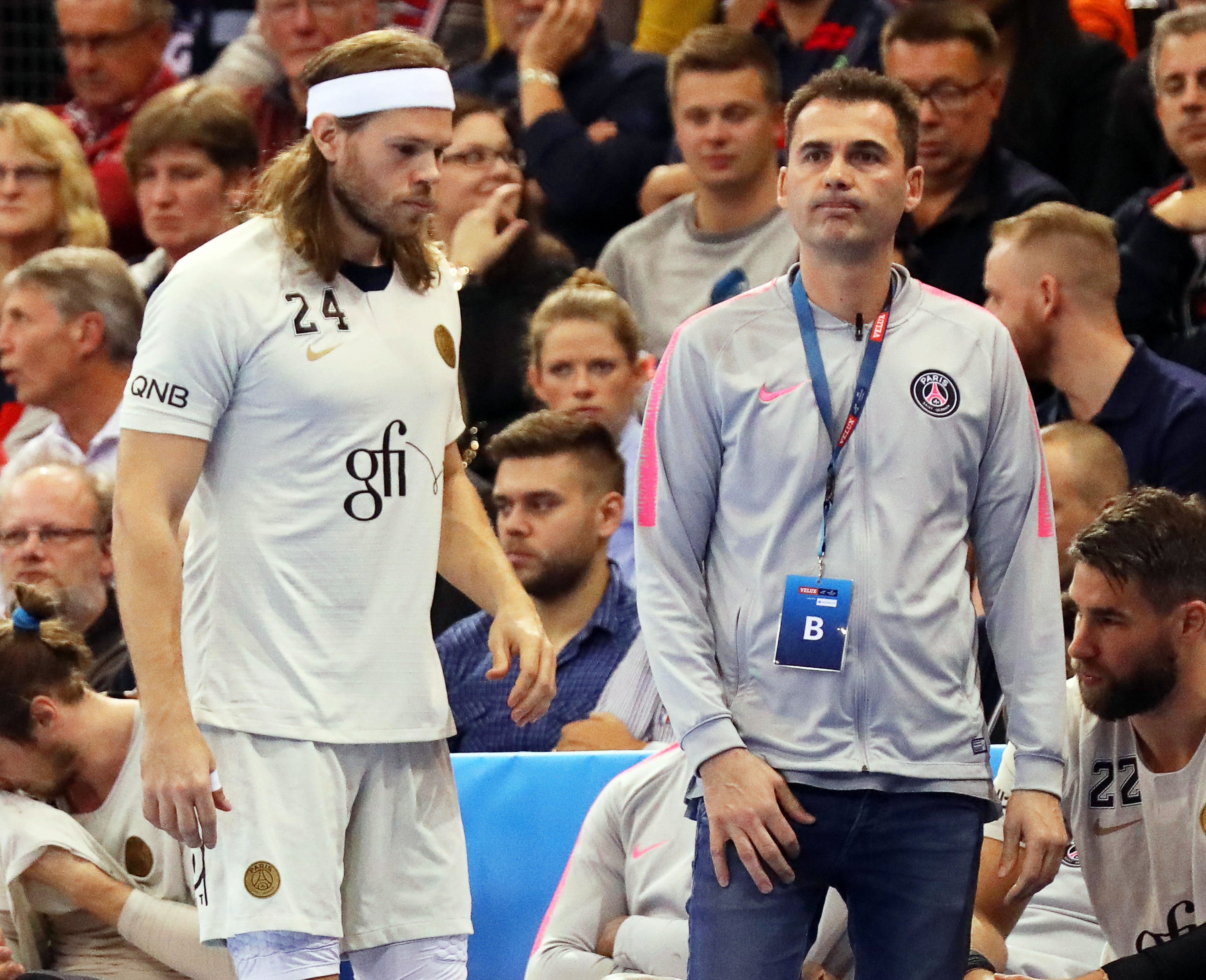 epa07165391 Paris Saint-Germain's coach Raul Gonzalez (R) and Mikkel Hansen (L) react during the EHF Champions League handball match between SG Flensburg-Handewitt and Paris Saint-Germain (PSG) HB in Flensburg, Germany, 14 November 2018. EPA-EFE/FOCKE STRANGMANN