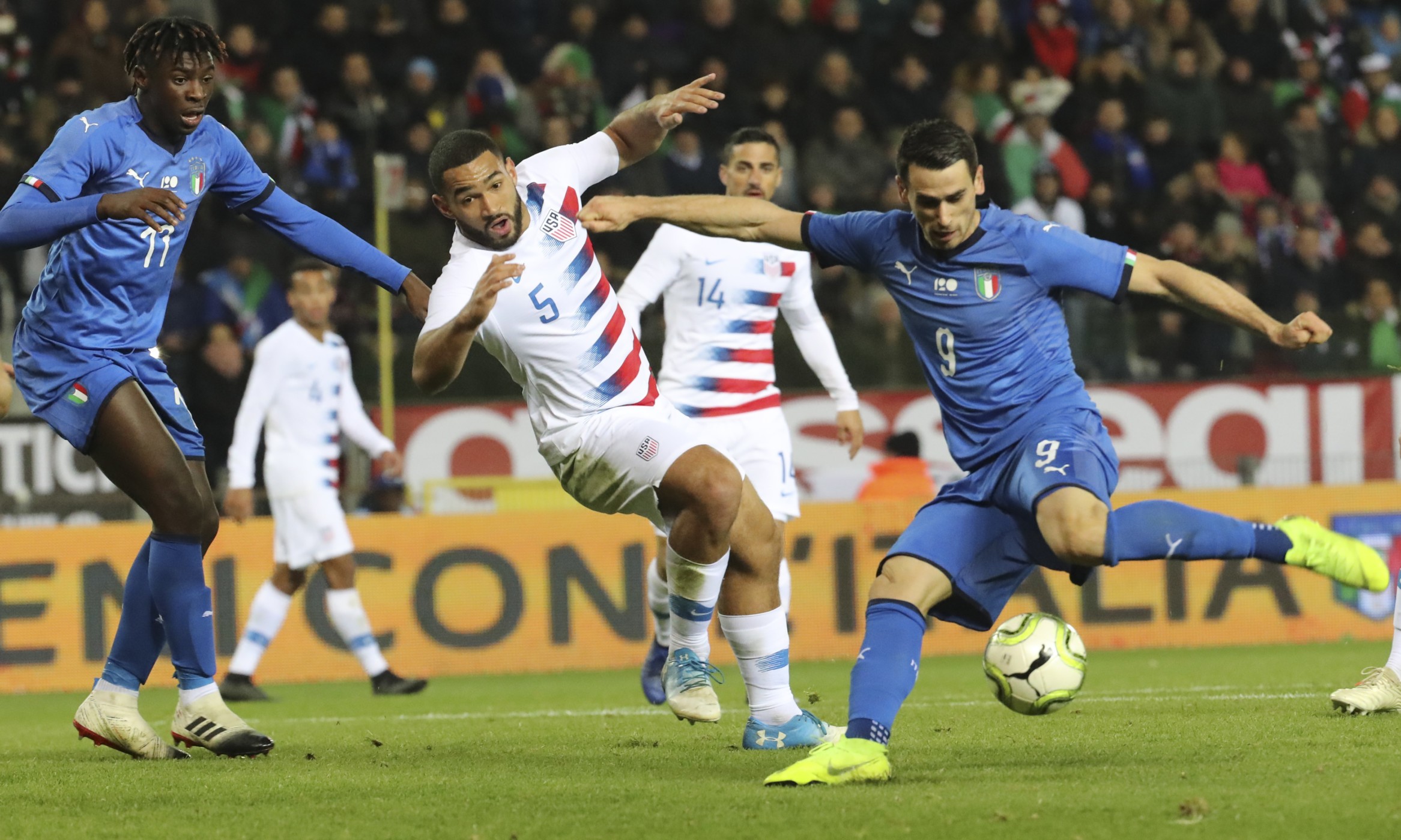 epa07180345 Italy's Kevin Lasagna (R) and United States? Cameron Carter-Vickers (C) in action during the International friendly soccer match between Italy and USA in Genk, Belgium, 20 November 2018. EPA-EFE/OLIVIER HOSLET