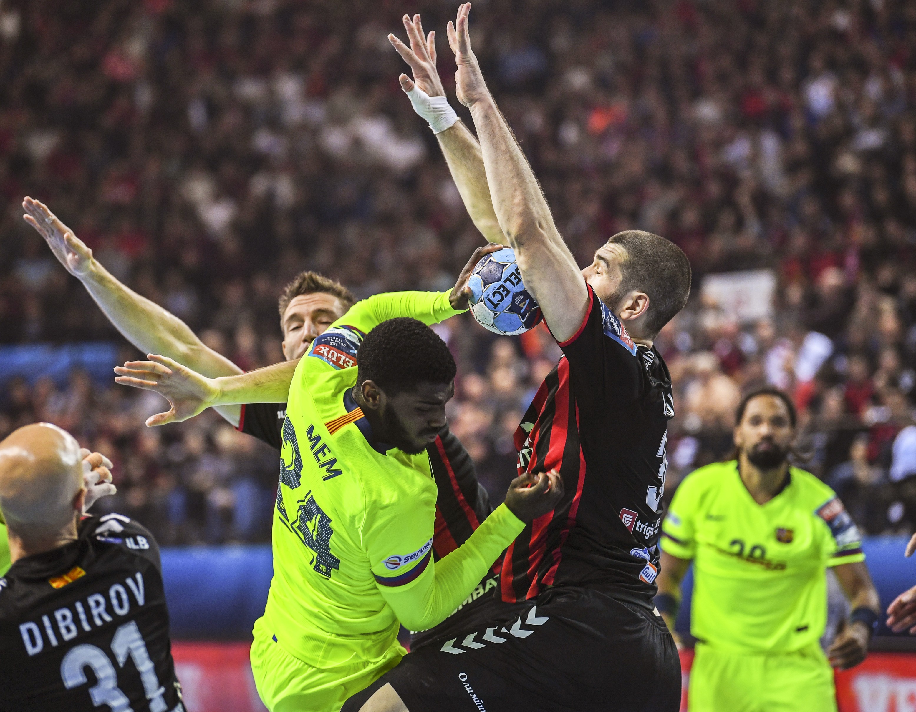 epa07159062 Barcelona's Dika Mem (C) in action against Vardar's Vuko Borozan (back L) and Dainis Kristopans (R) during the EHF Champios League handball match between Vardar Skopje and Barca Lassa in Skopje, The Former Yugoslav Republic of Macedonia, 11 November 2018. EPA-EFE/GEORGI LICOVSKI
