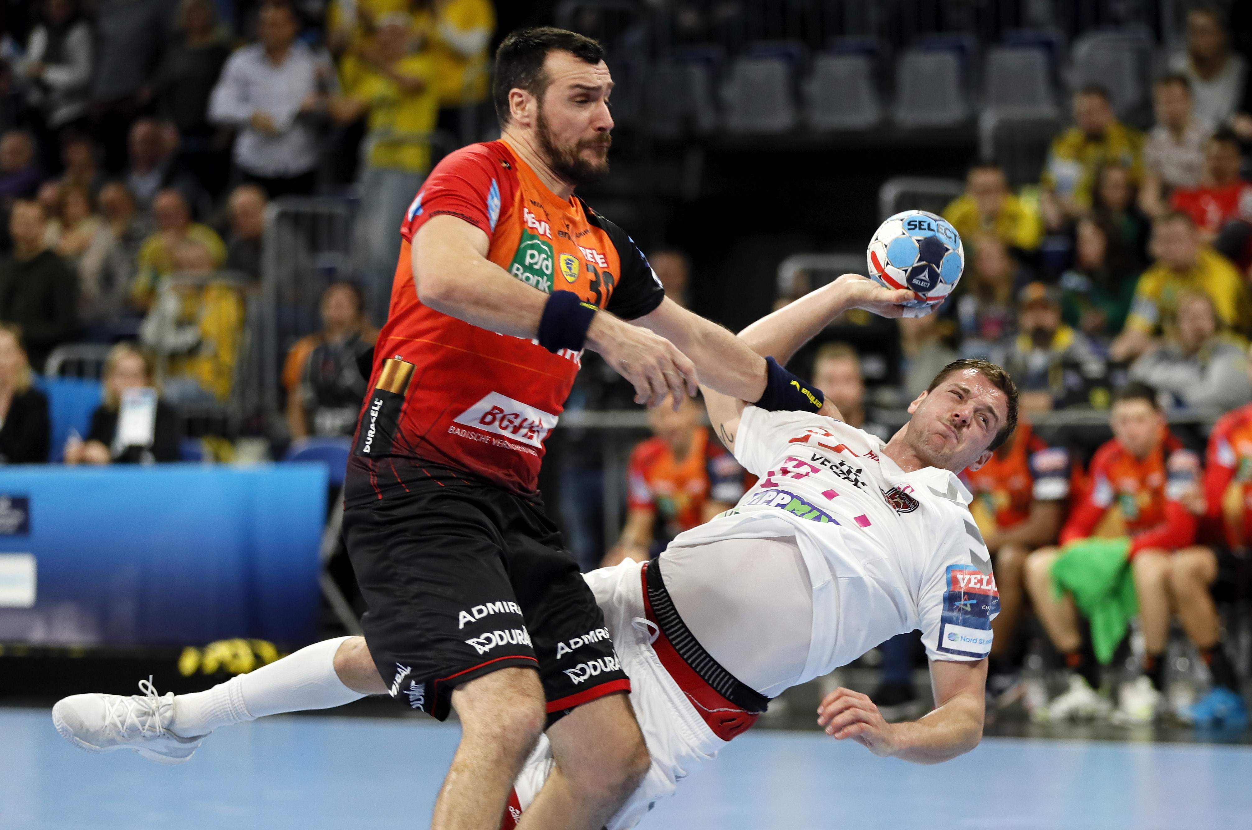 epa07181873 Rhein-Neckar Loewen's Gedeon Guardiola Villaplana (L) in action against Veszprem's Kentin Mahe (R) during the EHF Champions League group stage Handball match between Rhein-Neckar Loewen and Telekom Veszprem HC in Mannheim, Germany, 21 November 2018. EPA-EFE/RONALD WITTEK
