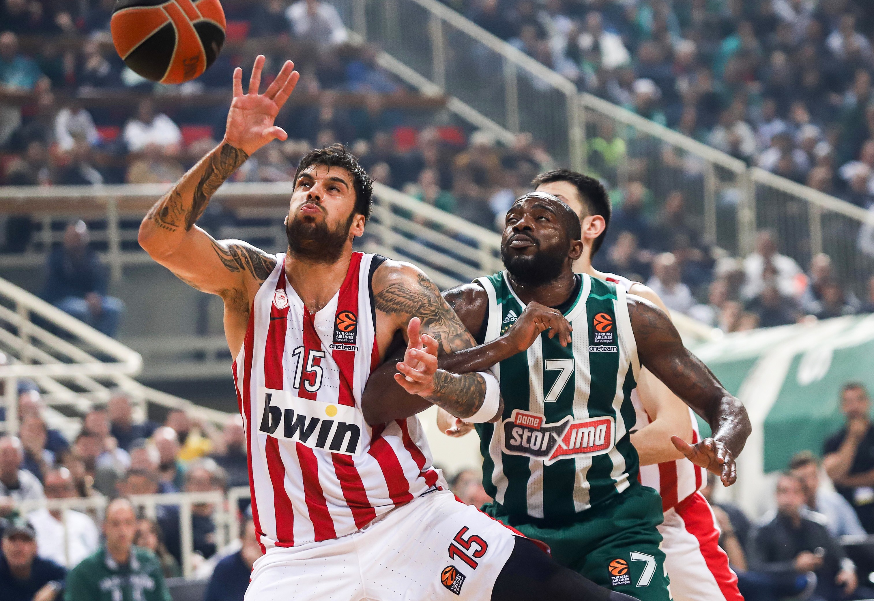 epa07154264 Panathinaikos' Stephane Lasme (R) in action against Olympiacos' Georgios Printezis (L) during the Euroleague basketball match between Panathinaikos OPAP Athens and Olympiacos Piraeus in Athens, Greece, 09 November 2018. EPA-EFE/GEORGIA PANAGOPOULOU