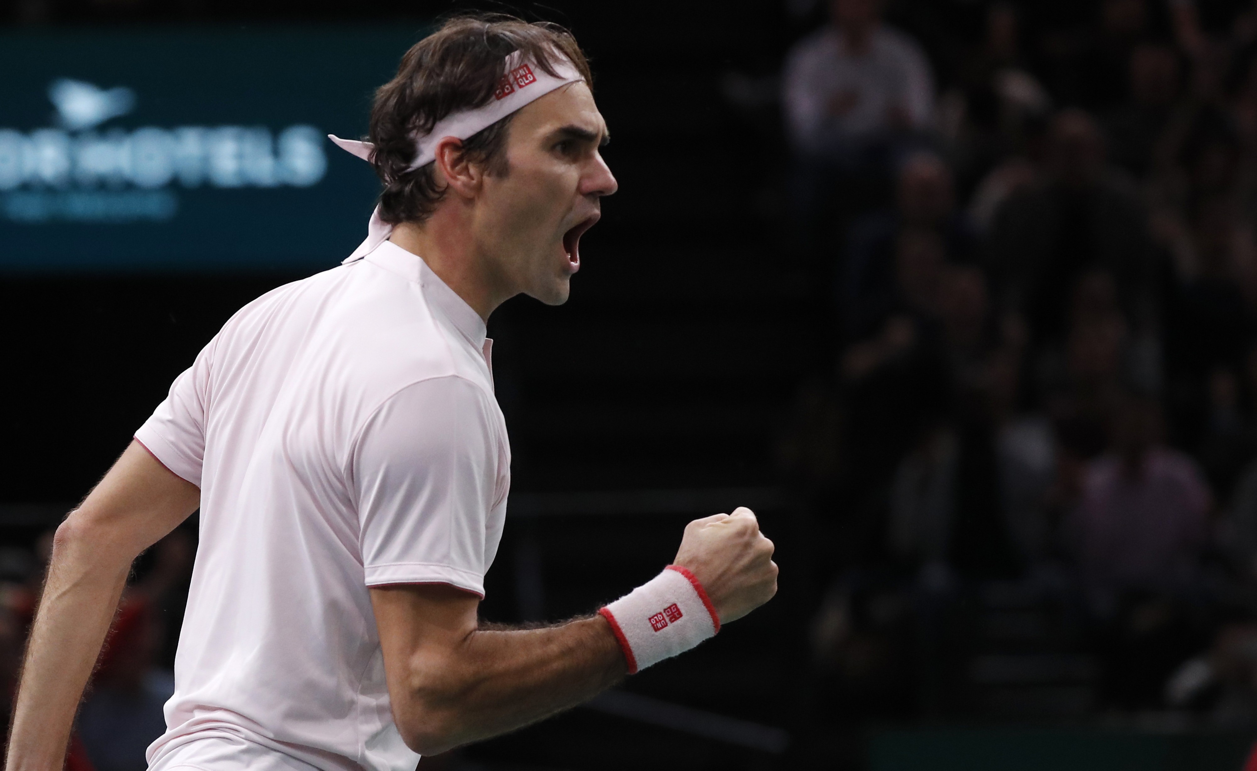 epa07139418 Roger Federer of Switzerland reacts during his semifinal match against Novak Djokovic of Serbia at the Rolex Paris Masters tennis tournament in Paris, France, 03 November 2018. EPA-EFE/CHRISTOPHE PETIT TESSON