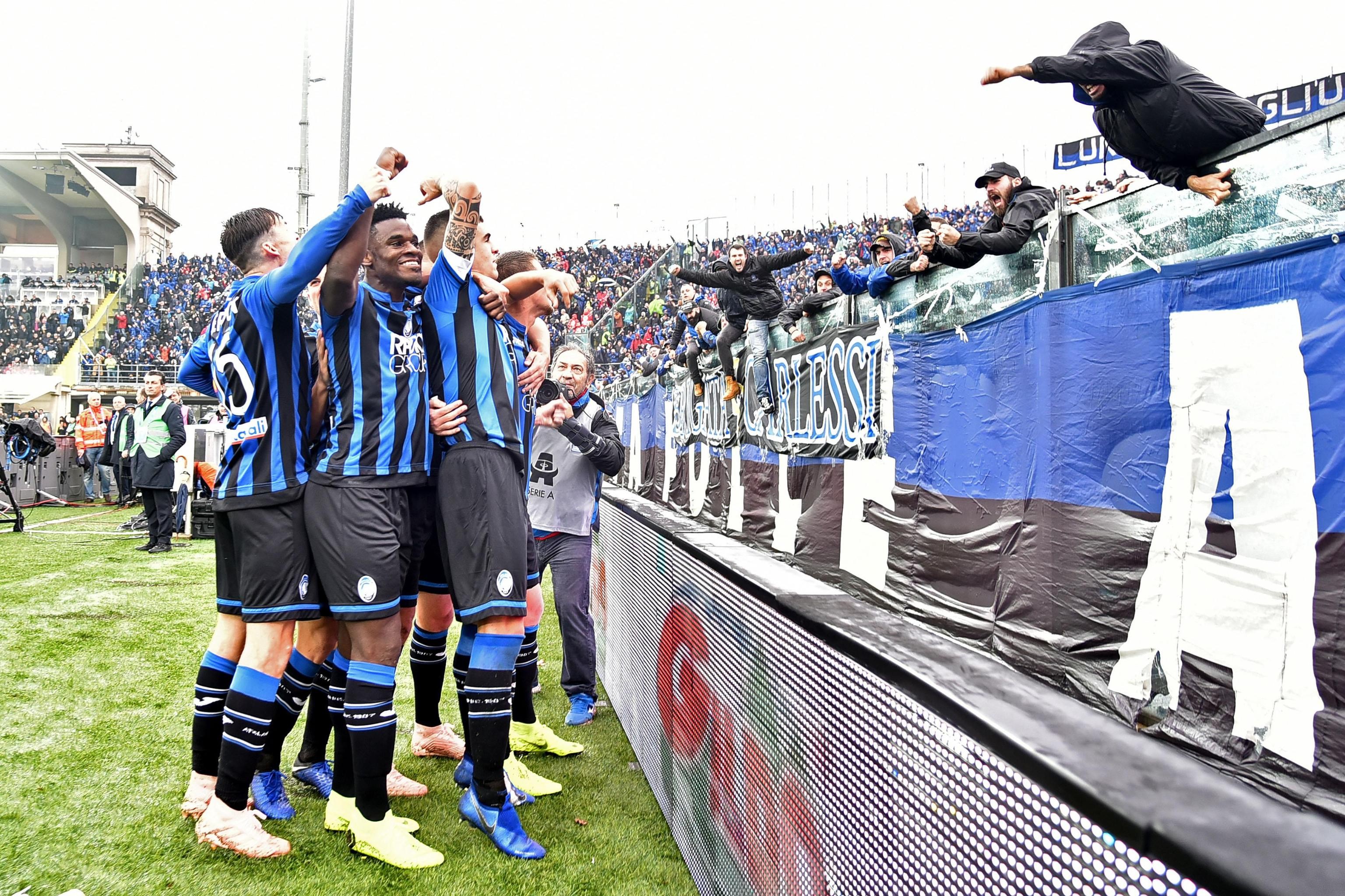 epa07158184 Atalanta's Gianluca Mancini celebrates with teammates after scoring the goal 2-1 during the Italian Serie A soccer match Atalanta vs Inter at Stadio Atleti Azzurri d'Italia in Bergamo, Italy, 11 November 2018. EPA-EFE/PAOLO MAGNI