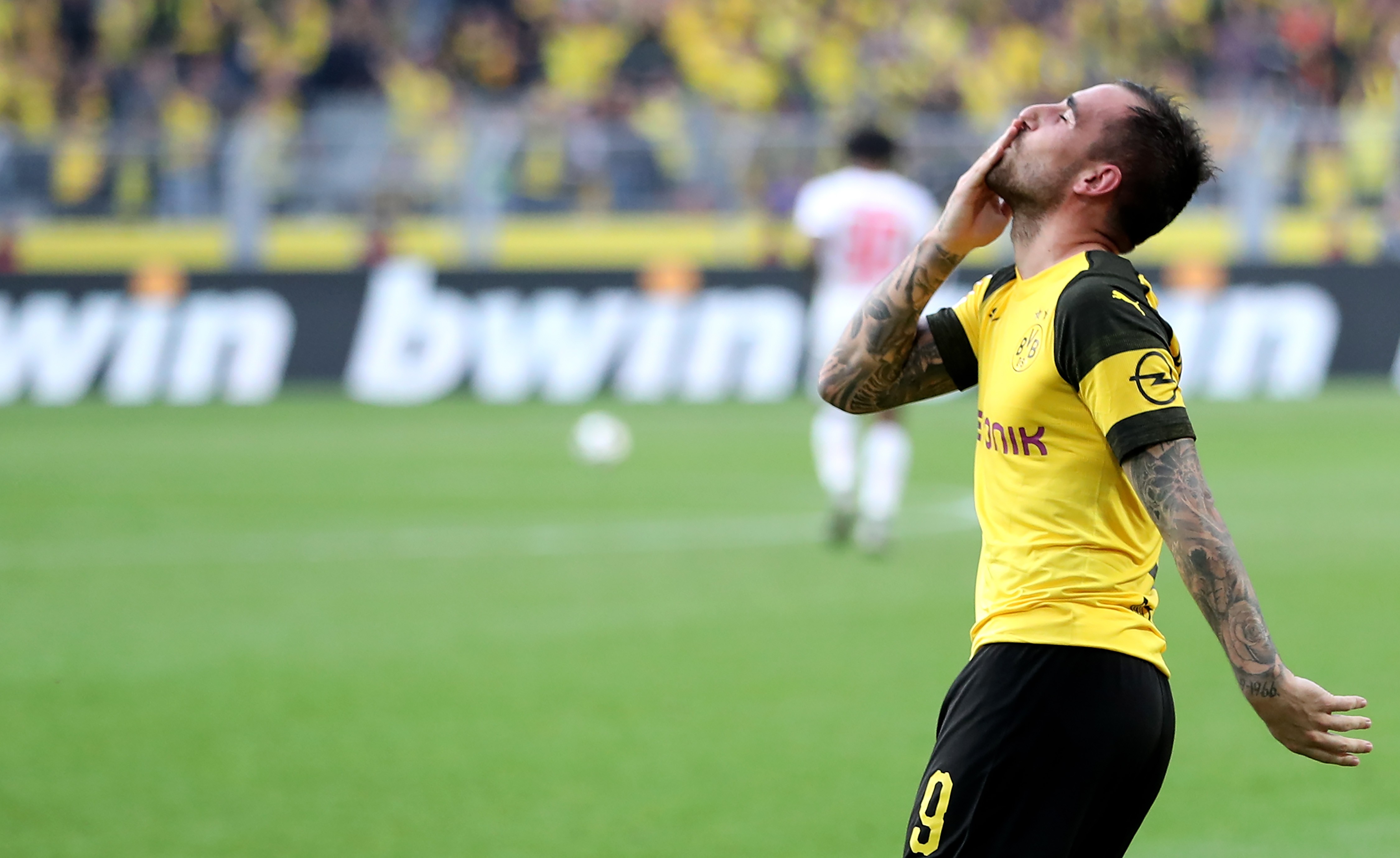 epa07076641 Dortmund's Paco Alcacer celebrates scoring the winning goal during the German Bundesliga soccer match between Borussia Dortmund and FC Augsburg in Dortmund, Germany, 06 October 2018. EPA-EFE/FRIEDEMANN VOGEL CONDITIONS - ATTENTION: The DFL regulations prohibit any use of photographs as image sequences and/or quasi-video.