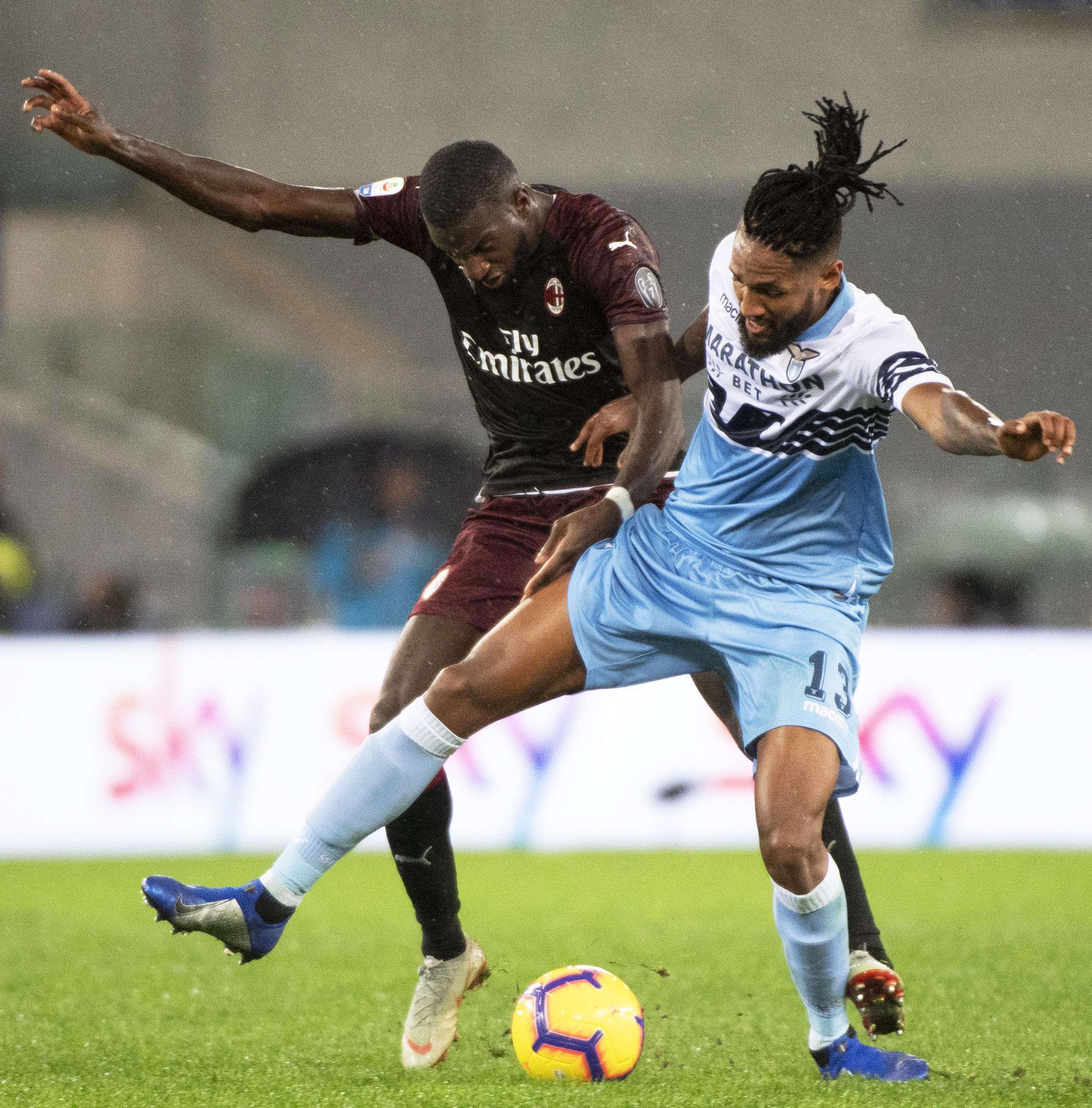 epa07189896 Milan's Tiemoue Bakayoko (L) in action against Lazio's Wallace (R) during the Italian Serie A soccer match between SS Lazio and AC Milan in Rome, Italy, 25 November 2018. EPA-EFE/CLAUDIO PERI