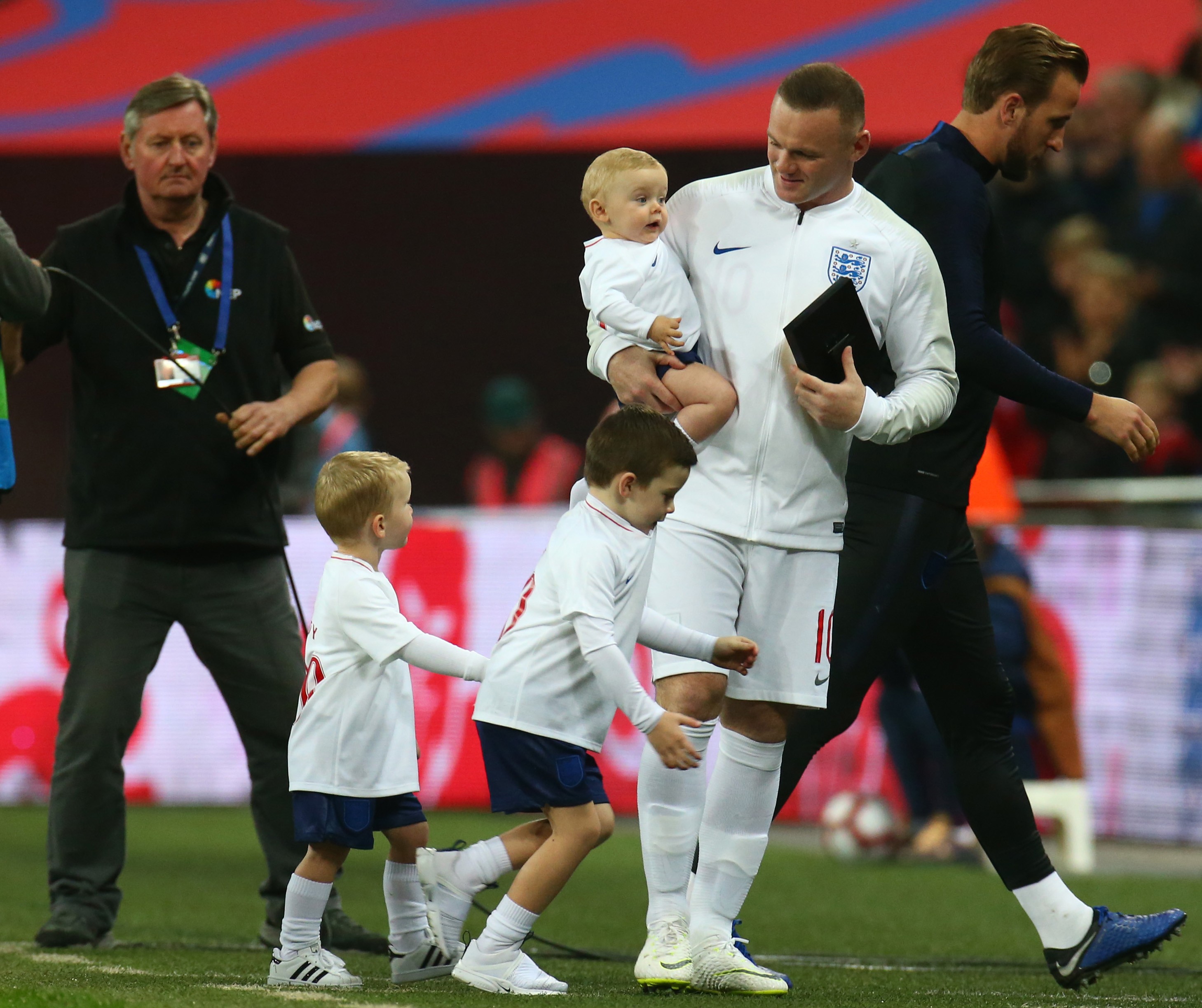 epa07167912 Wayne Rooney of England with his children prior to the friendly soccer match between England and USA at the Wembley Stadium in London, England, 15 November 2018. EPA-EFE/KIERAN GALVIN