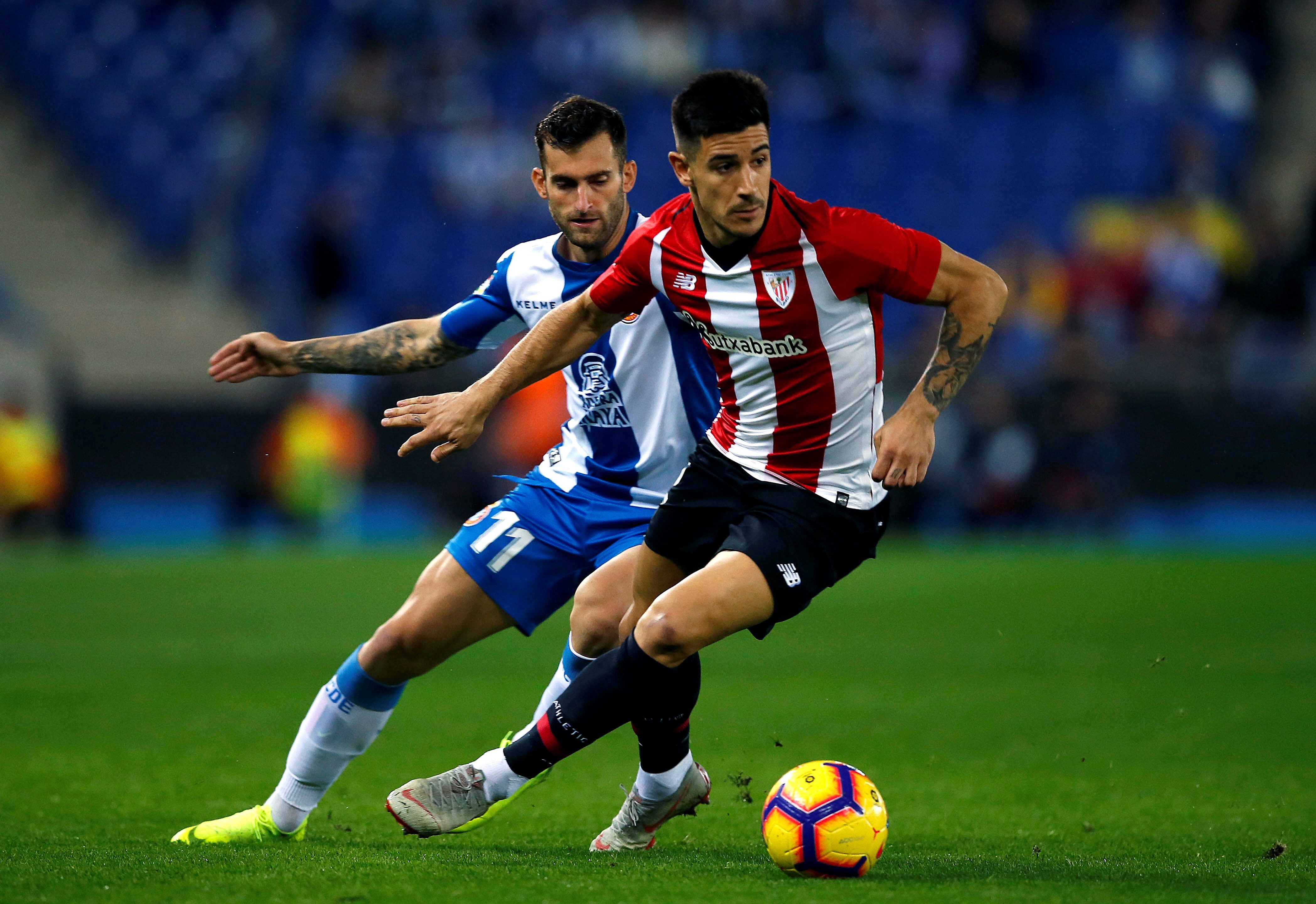 epa07143692 Espanyol's forward Leo Baptistao (L) and Athletic de Bilbao's Yuri Berchiche (R) vie for the ball during the Spanish LaLiga match between Espanyol and Athletic de Bilbao at RCDE Stadium in Barcelona, Catalonia, Spain, 05 November 2018. EPA-EFE/Enric Fontcuberta