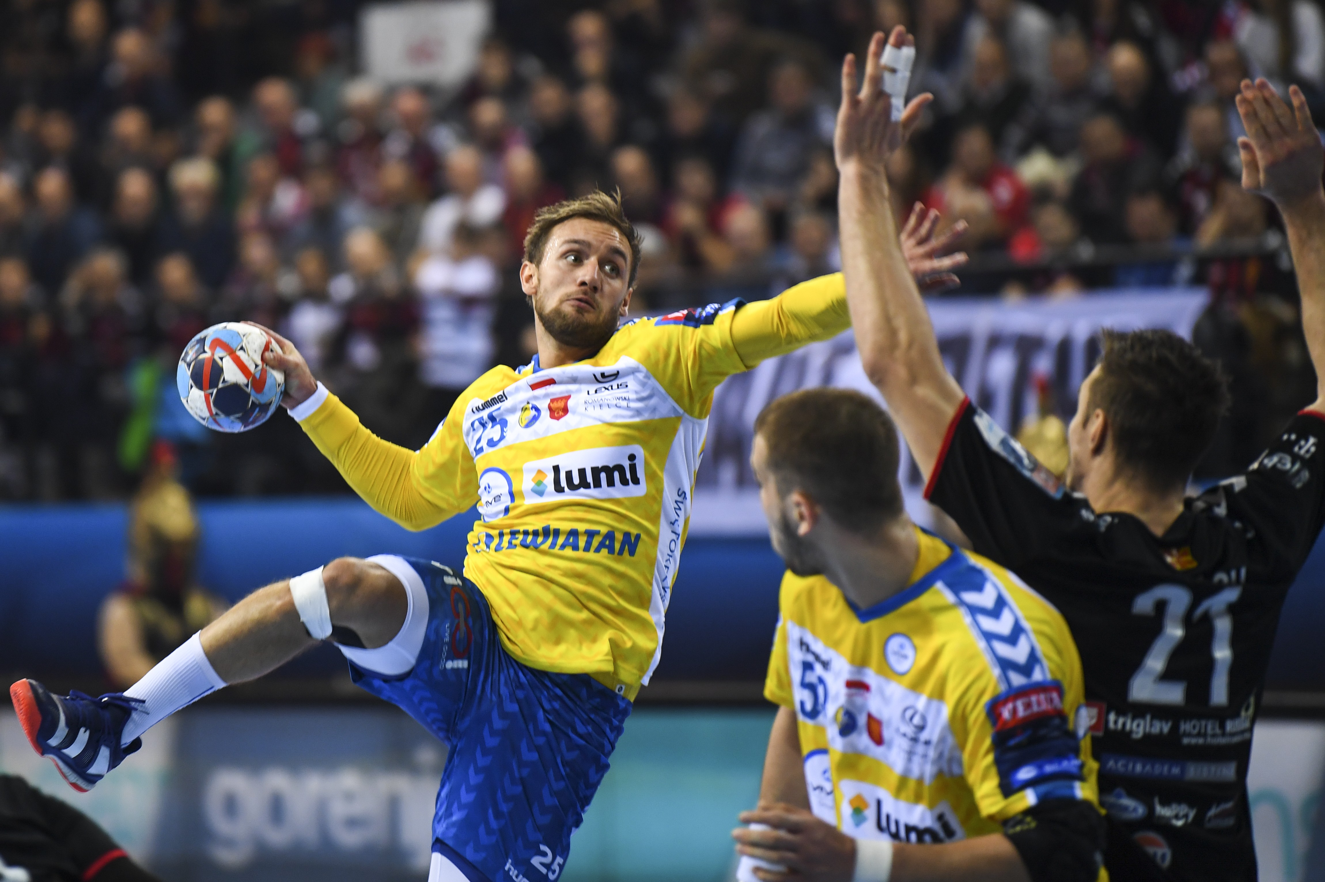epa07202004 Luka Cindric (L) of Viva Kielce in action against Gleb Kalarash (R) of HC Vardar during the EHF Champios League handball match between Vardar Skopje and Vive Kielce in Skopje, The Former Yugoslav Republic of Macedonia, 01 December 2018. EPA-EFE/GEORGI LICOVSKI