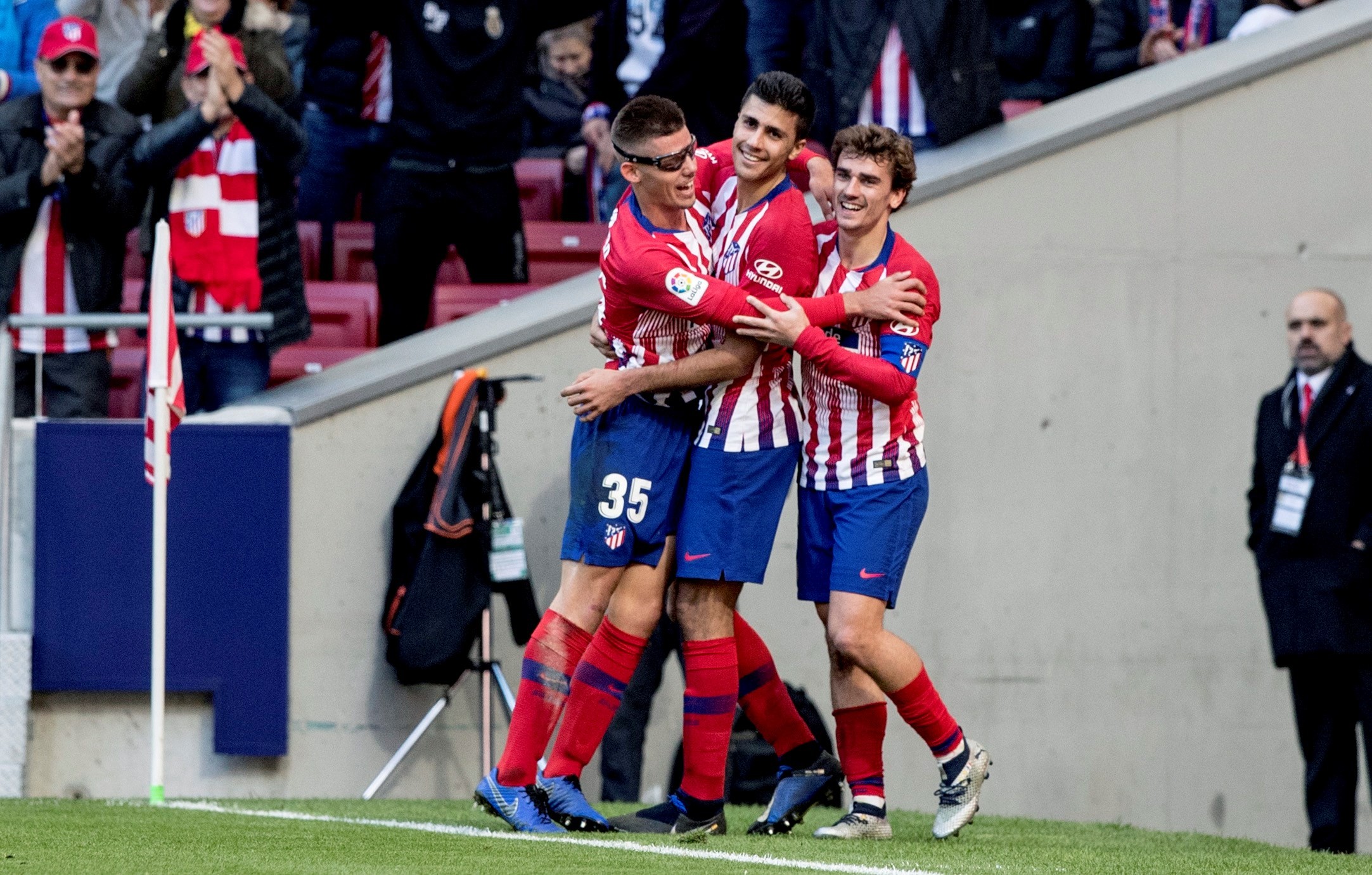 epa07216994 Atletico Madrid's Rodrigo Hernandez (C) celebrates with teammates Antoine Griezmann (R) and Francisco Javier Montero (L) after scoring a goal during the Spanish La Liga soccer match between Atletico Madrid and Deportivo Alaves at Wanda Metropolitano Stadium in Madrid, Spain, 08 December 2018. EPA-EFE/RODRIGO JIMENEZ