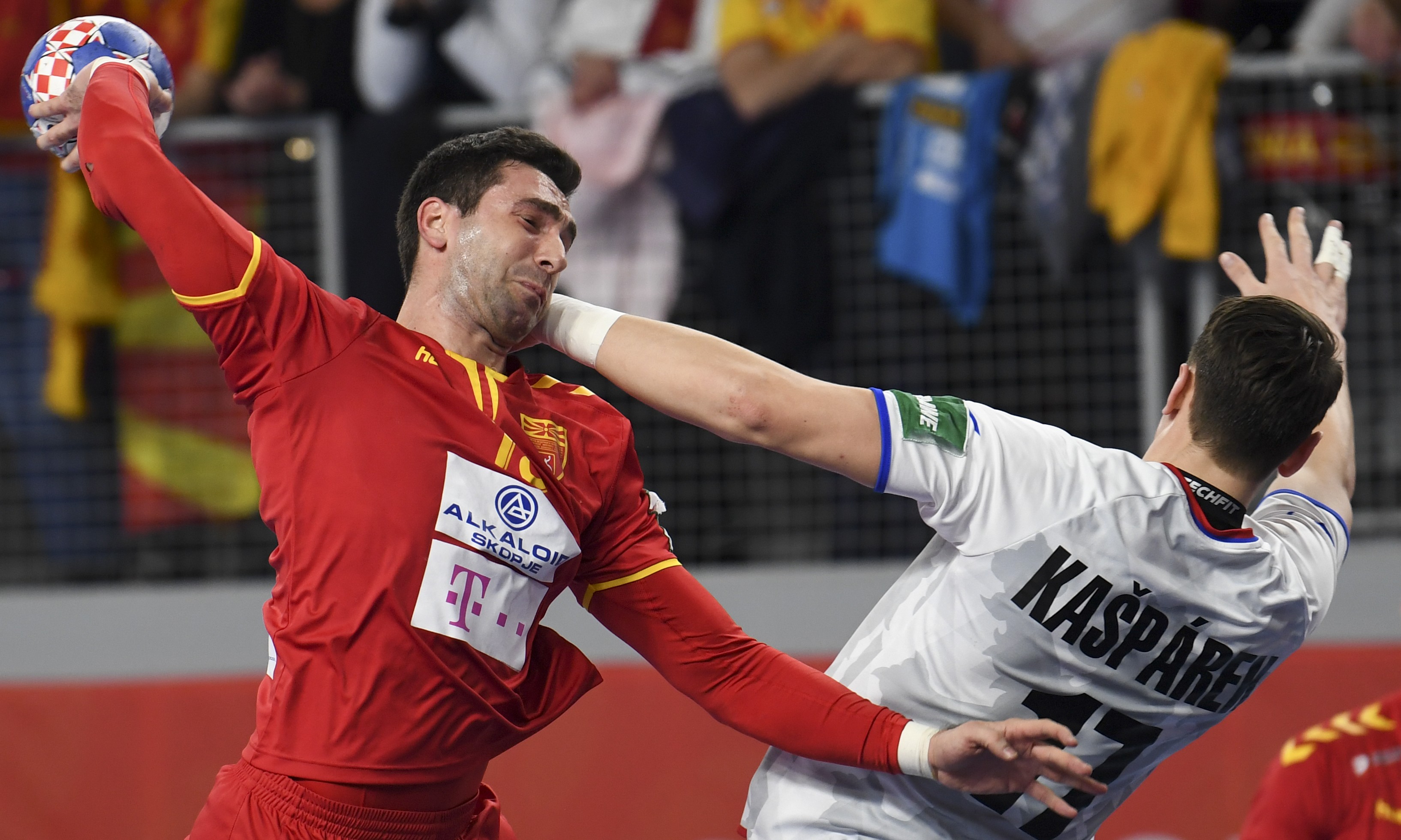 epa06468643 Filip Mirkulovski (L) of FYR of Macedonia in action against Stanislav Kasparek (R) of Czech Republic during the EHF European Men's Handball Championship 2018 group II match between FYR of Macedonia and Czech Republic in Varazdin, Croatia, 23 January 2018. EPA-EFE/GEORGI LICOVSKI