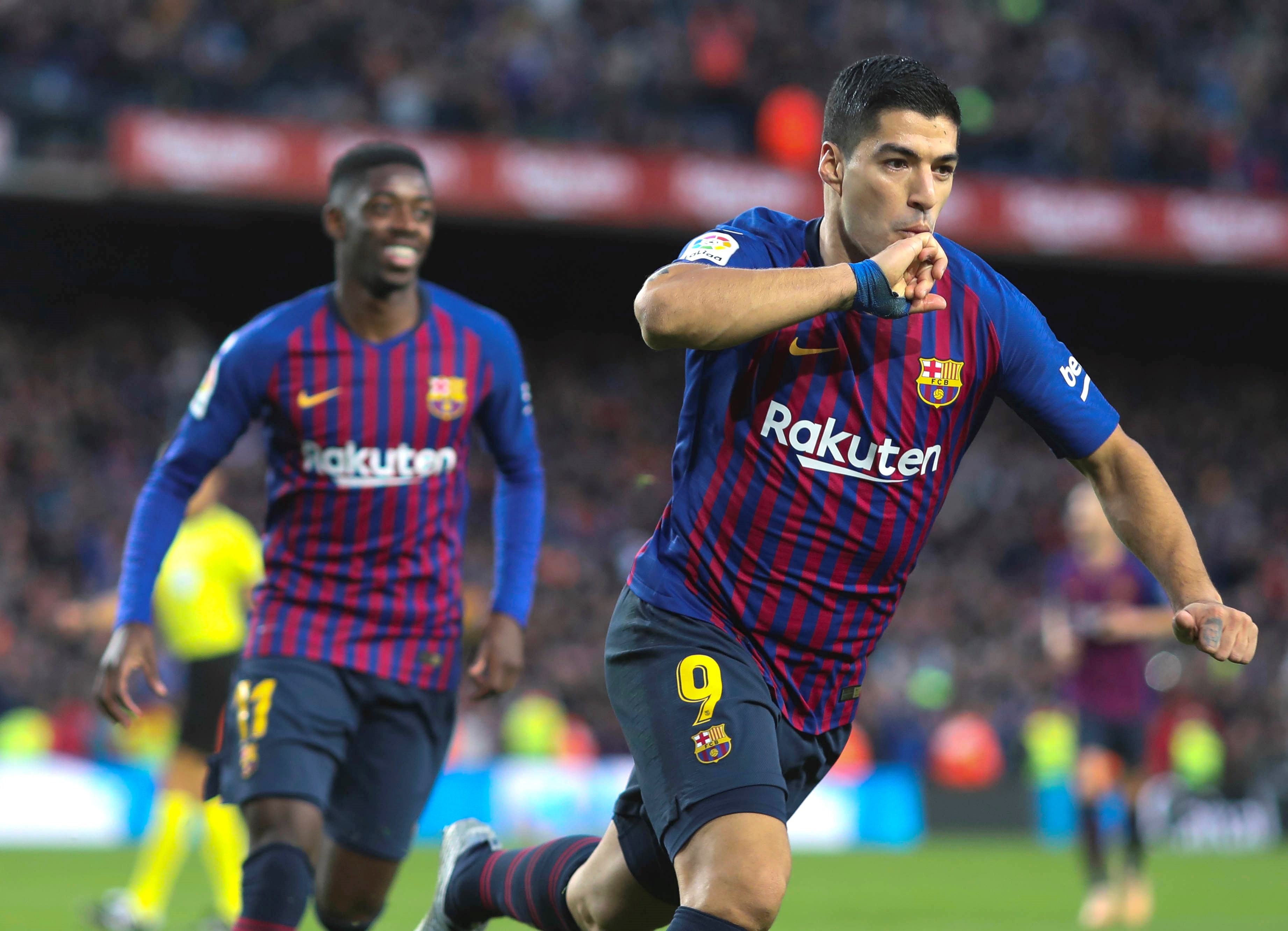 epa07127263 FC Barcelona's Luis Suarez (R) celebrates after scoring a goal during a Spanish LaLiga soccer match between FC Barcelona and Real Madrid at the Camp Nou stadium in Barcelona, north eastern Spain, 28 October 2018. EPA-EFE/Enric Fontcuberta