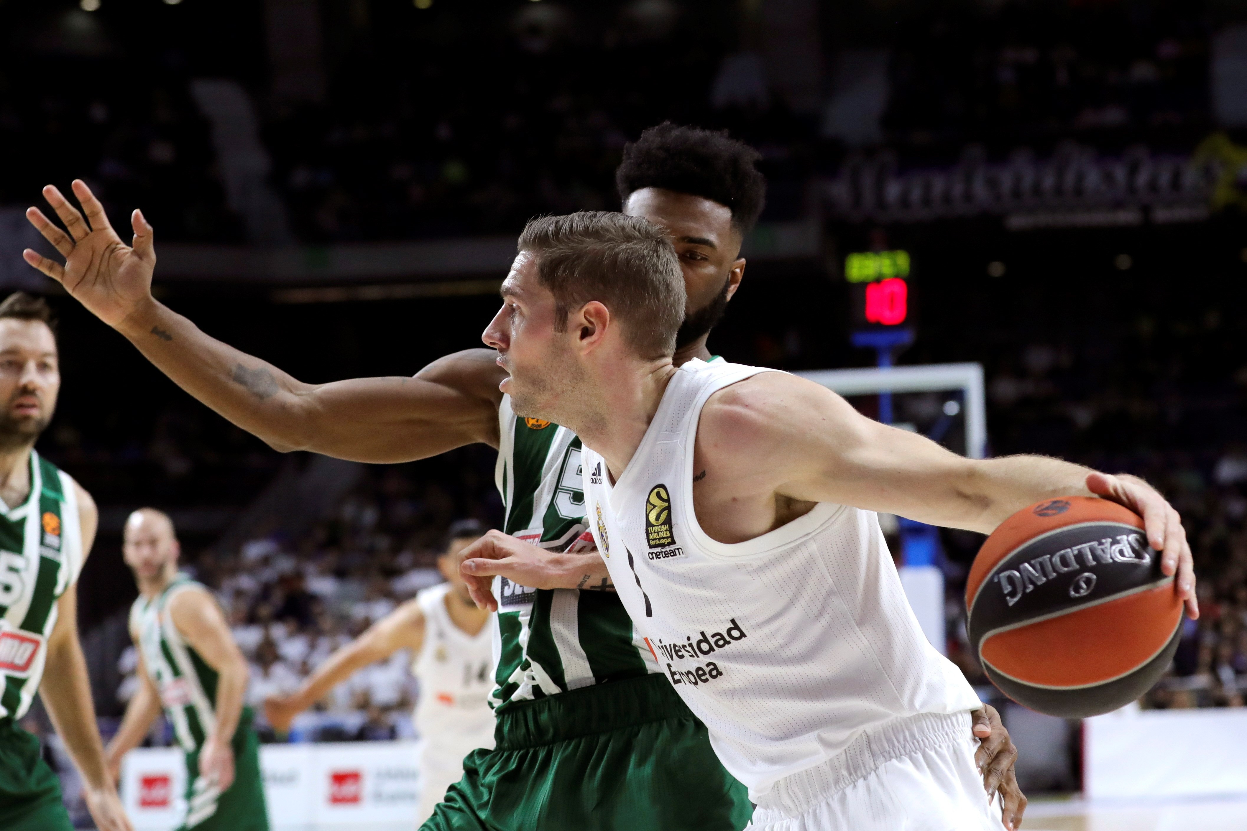 epa07240880 Real Madrid's guard Fabien Causeur (R) and Panathinaikos' guard Keith Langford (L) in action during the Euroleague basketball match between Real Madrid and Panathinaikos at WiZink Center in Madrid, Spain, 19 December 2018. EPA-EFE/JUANJO MARTIN