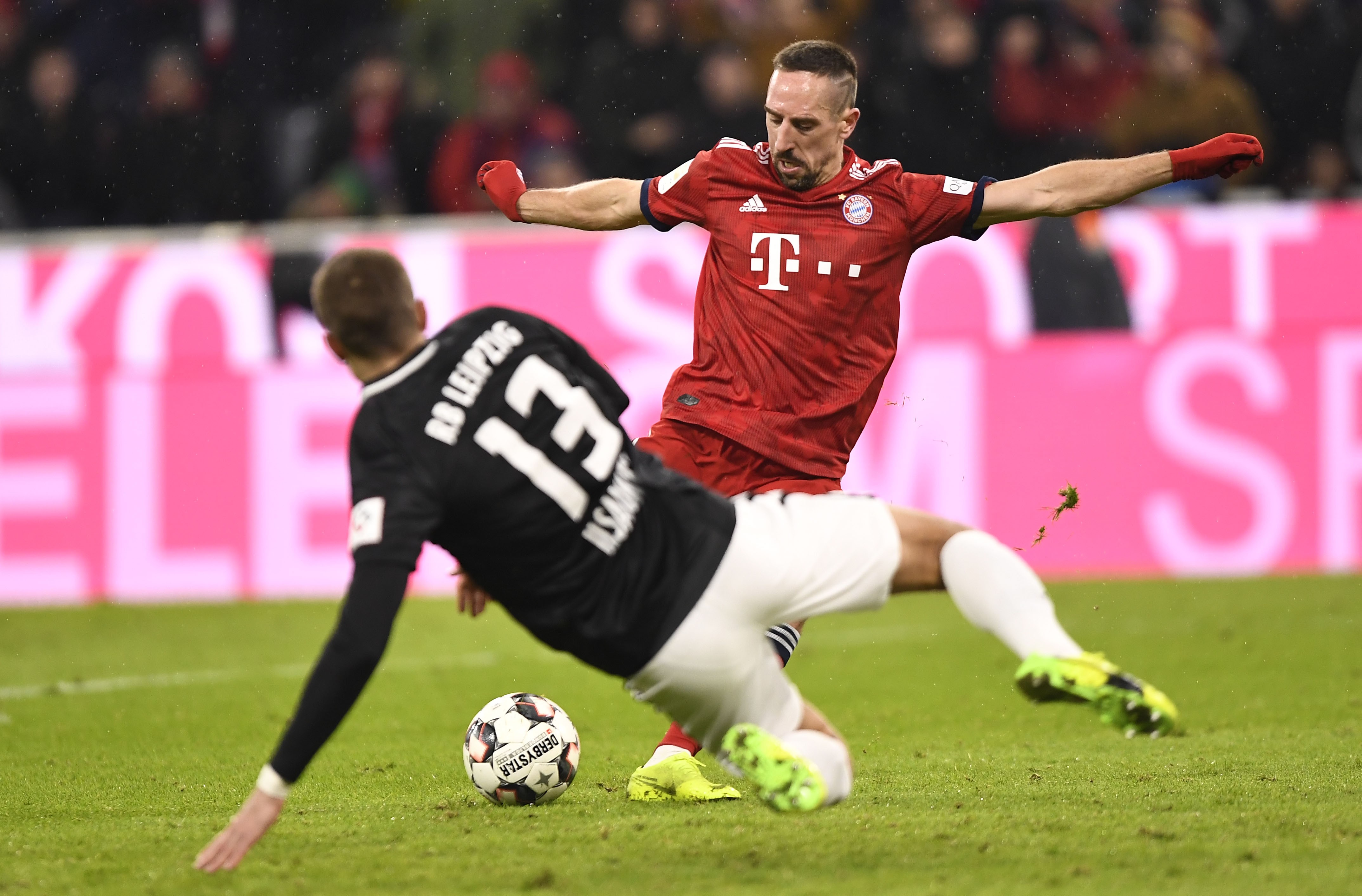 epa07240952 Bayern's Franck Ribery (R) and Leipzig's Stefan Ilsanker vie for the ball during the German Bundesliga soccer match between Bayern Munich and RB Leipzig in Munich, Germany, 19 December 2018. EPA-EFE/LUKAS BARTH-TUTTAS CONDITIONS - ATTENTION: The DFL regulations prohibit any use of photographs as image sequences and/or quasi-video.