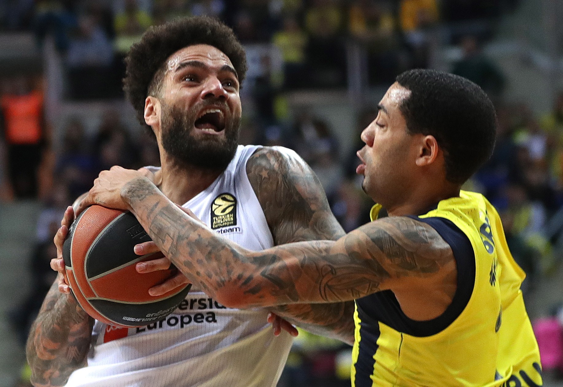 epaselect epa07251932 Fenerbahce's Erick Green (R) in action against Real Madrid's Jeffery Taylor (L) during the Euroleague basketball match between Fenerbahce Beko and Real Madrid in Istanbul, Turkey, 28 December 2018. EPA-EFE/ERDEM SAHIN