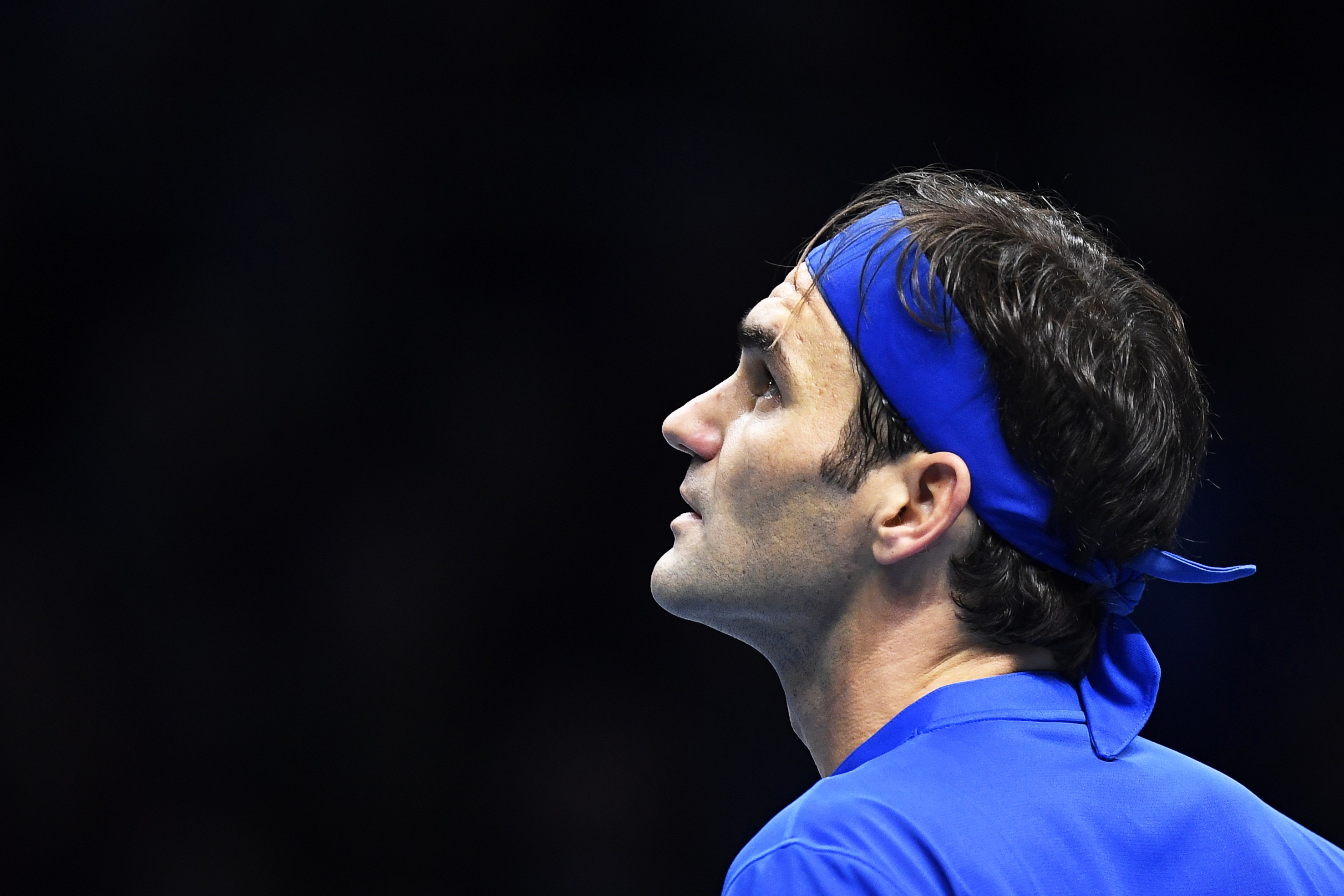 epa07173431 Switzerland's Roger Federer reacts during his semi final match against Germany's Alexander Zverev at the ATP World Tour Finals tennis tournament in London, Britain, 17 November 2018. EPA-EFE/WILL OLIVER