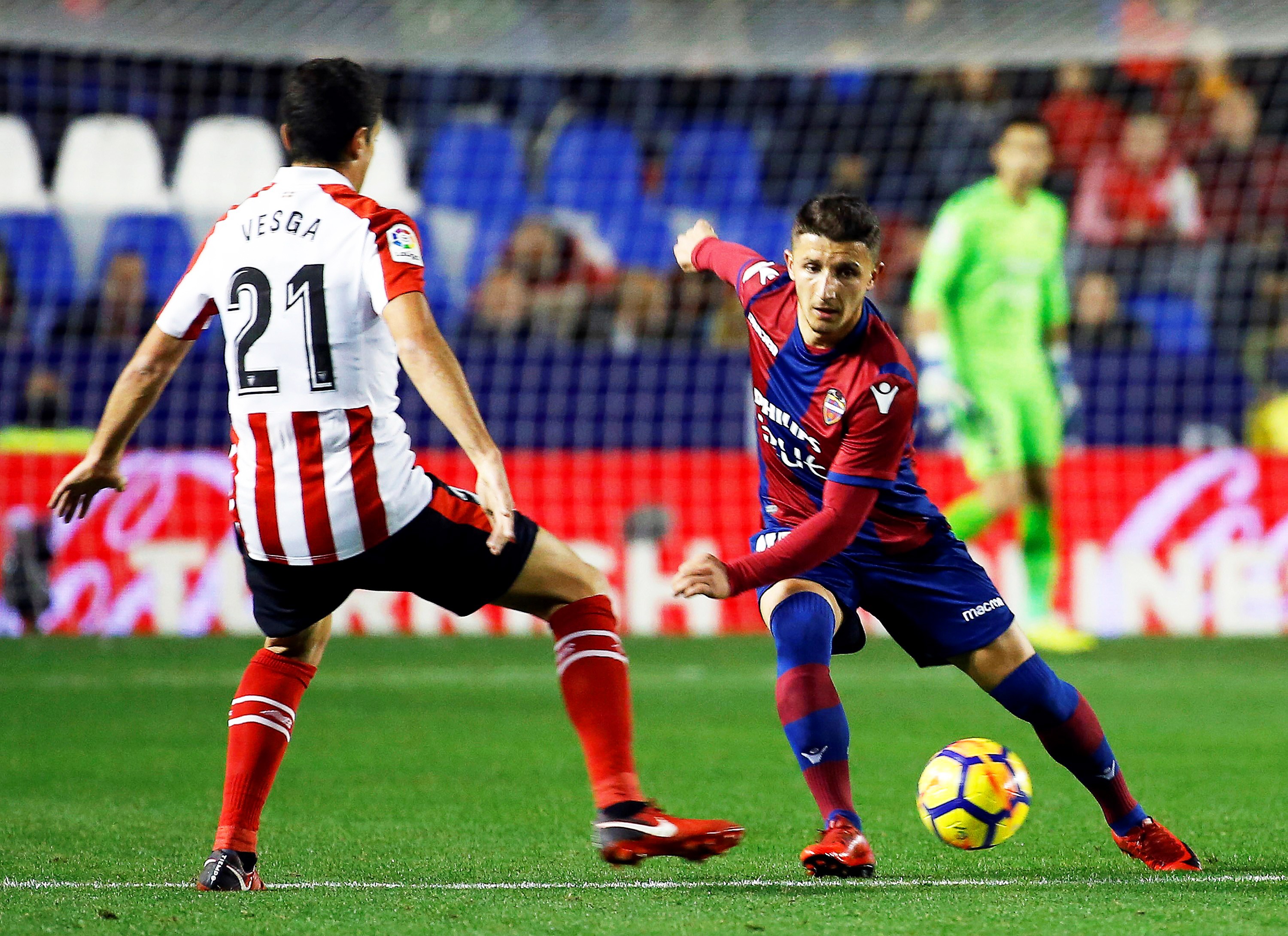epa06381840 Levante's Macedonian midfielder Enis Bardhi (R) in action against Athletic Bilbao's midfielder Mikel Vesga (L) during the Spanish Primera Division soccer match between Levante UD and Athletic Bilbao at Ciutat de Valencia stadium in Valencia, eastern Spain, 10 December 2017. EPA-EFE/KAI FOERSTERLING
