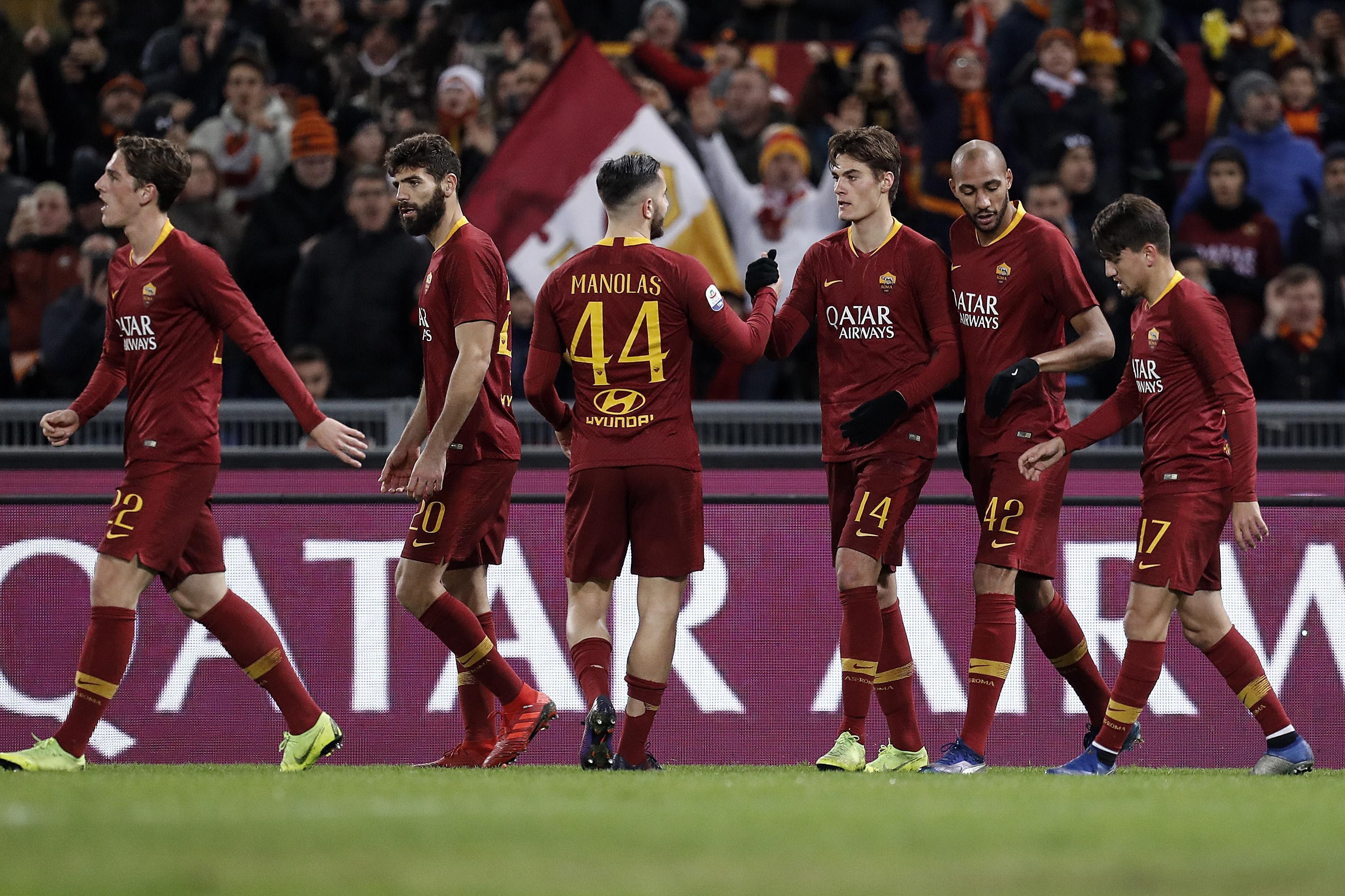 epa07249499 Roma's Patrick Schick (3R) celebrates his goal with teammates during the Serie A soccer match between AS Roma and US Sassuolo at the Olimpico Stadium in Rome, Italy, 26 December 2018. EPA-EFE/RICCARDO ANTIMIANI
