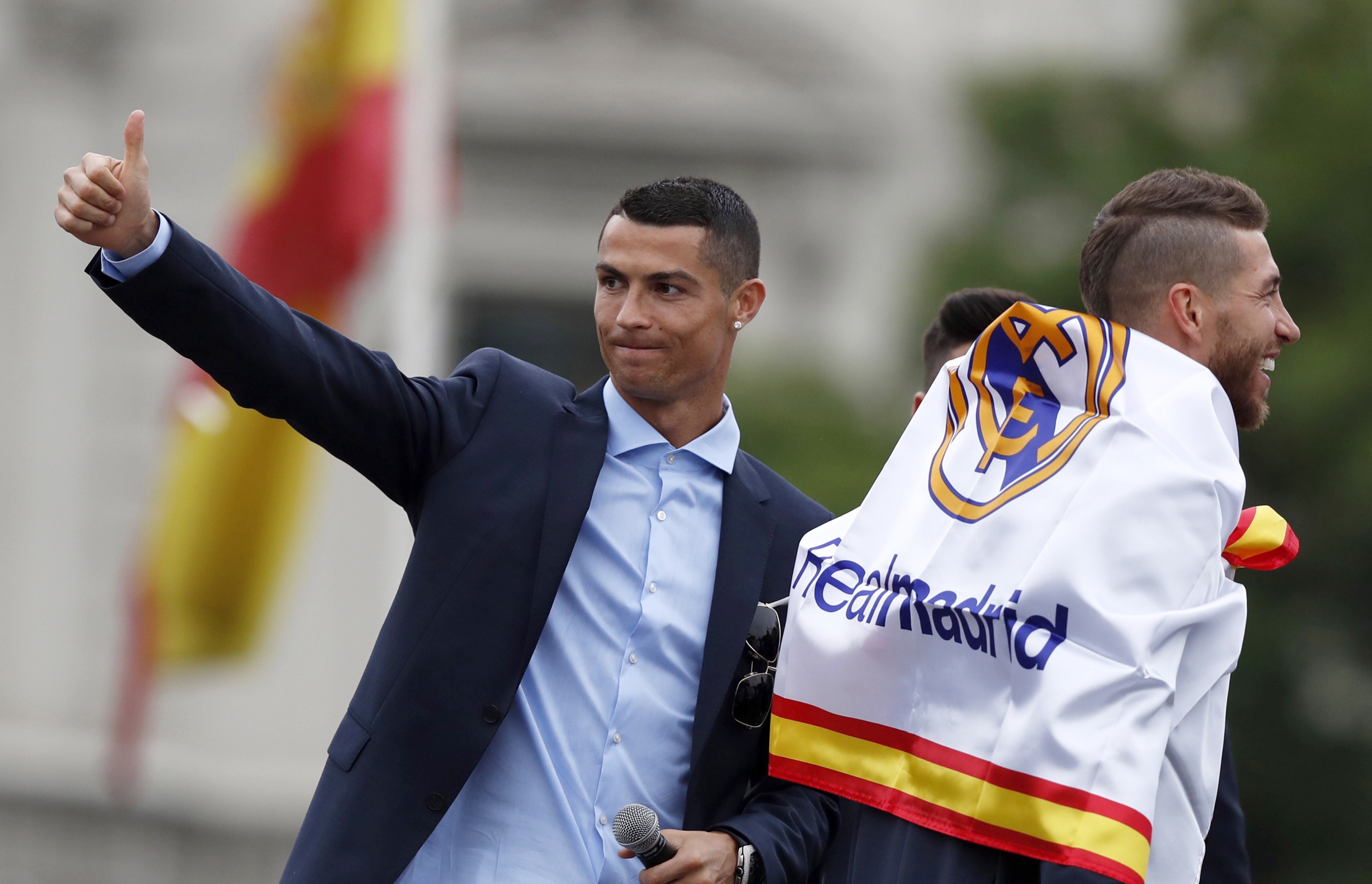 epa06767636 Real Madrid's Cristiano Ronaldo (L) and Sergio Ramos (R) aboard an open bus celebrate with the team winning the UEFA Champions League title in Madrid, Spain, 27 May 2018. Real Madrid defeated 3-1 Liverpool in the UEFA Champions League final at the NSC Olimpiyskiy stadium in Kiev on 26 May 2018.