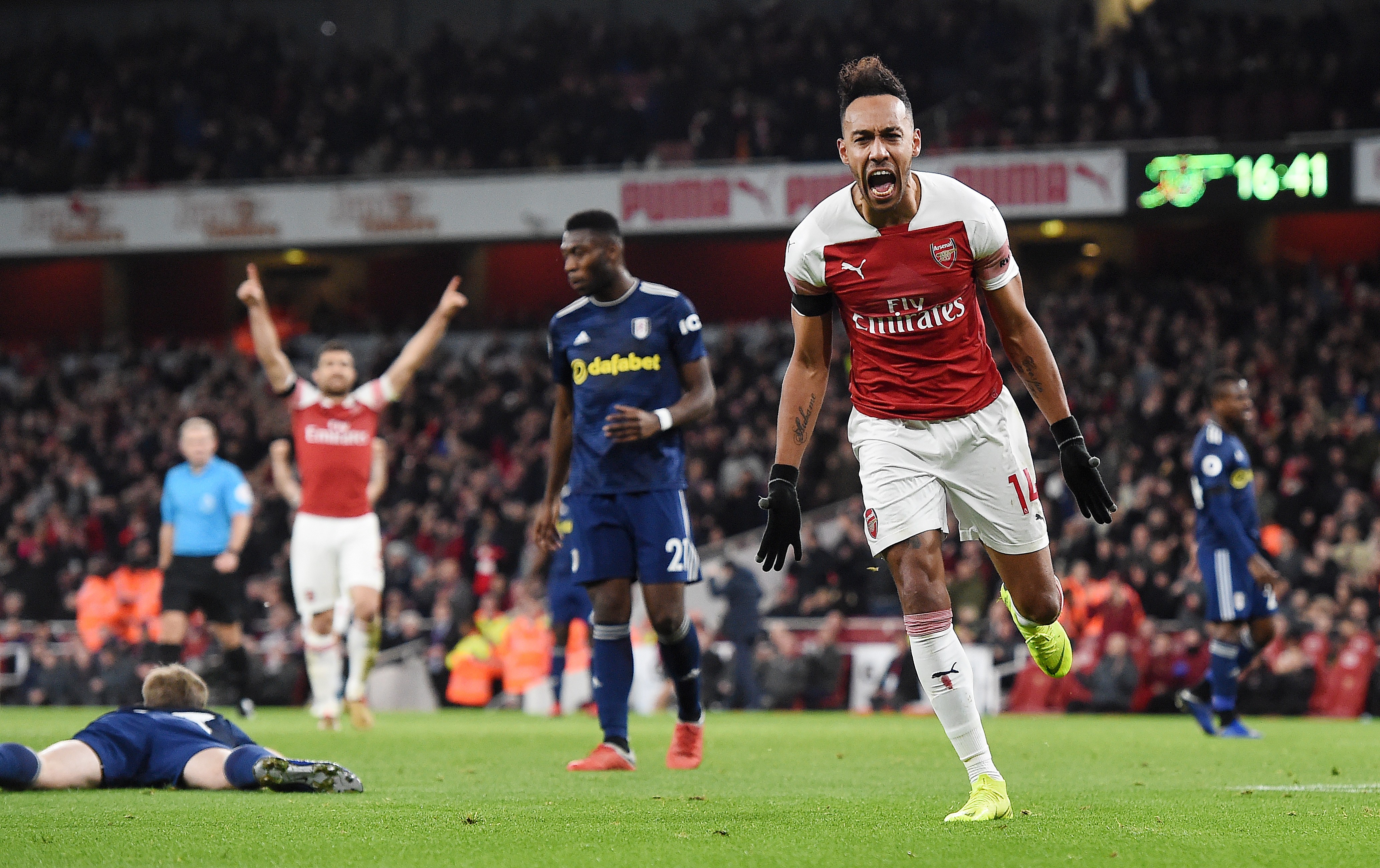 epa07257299 Arsenal's Pierre-Emerick Aubameyang (R) celebrates after scoring the 4-1 lead during the English Premier League soccer match Arsenal vs Fulham at the Emirates Stadium in London, Britain, 01 January 2019. EPA-EFE/ANDY RAIN EDITORIAL USE ONLY. No use with unauthorized audio, video, data, fixture lists, club/league logos or 'live' services. Online in-match use limited to 120 images, no video emulation. No use in betting, games or single club/league/player publications