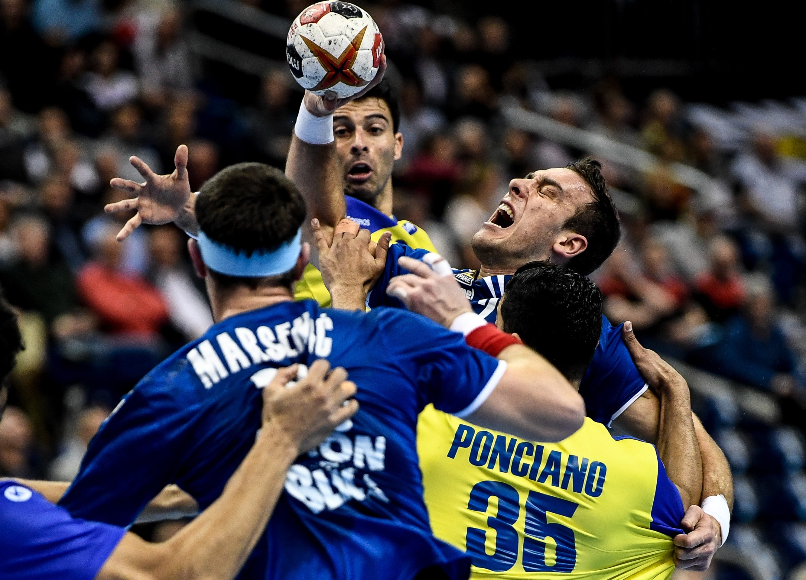 epa07283451 Miljan Pusica of Serbia (R) in action against Thiago Ponciano of Brazil during the match between Serbia and Brazil at the IHF Men's Handball World Championship in Berlin, Germany, 14 January 2019. EPA-EFE/FILIP SINGER