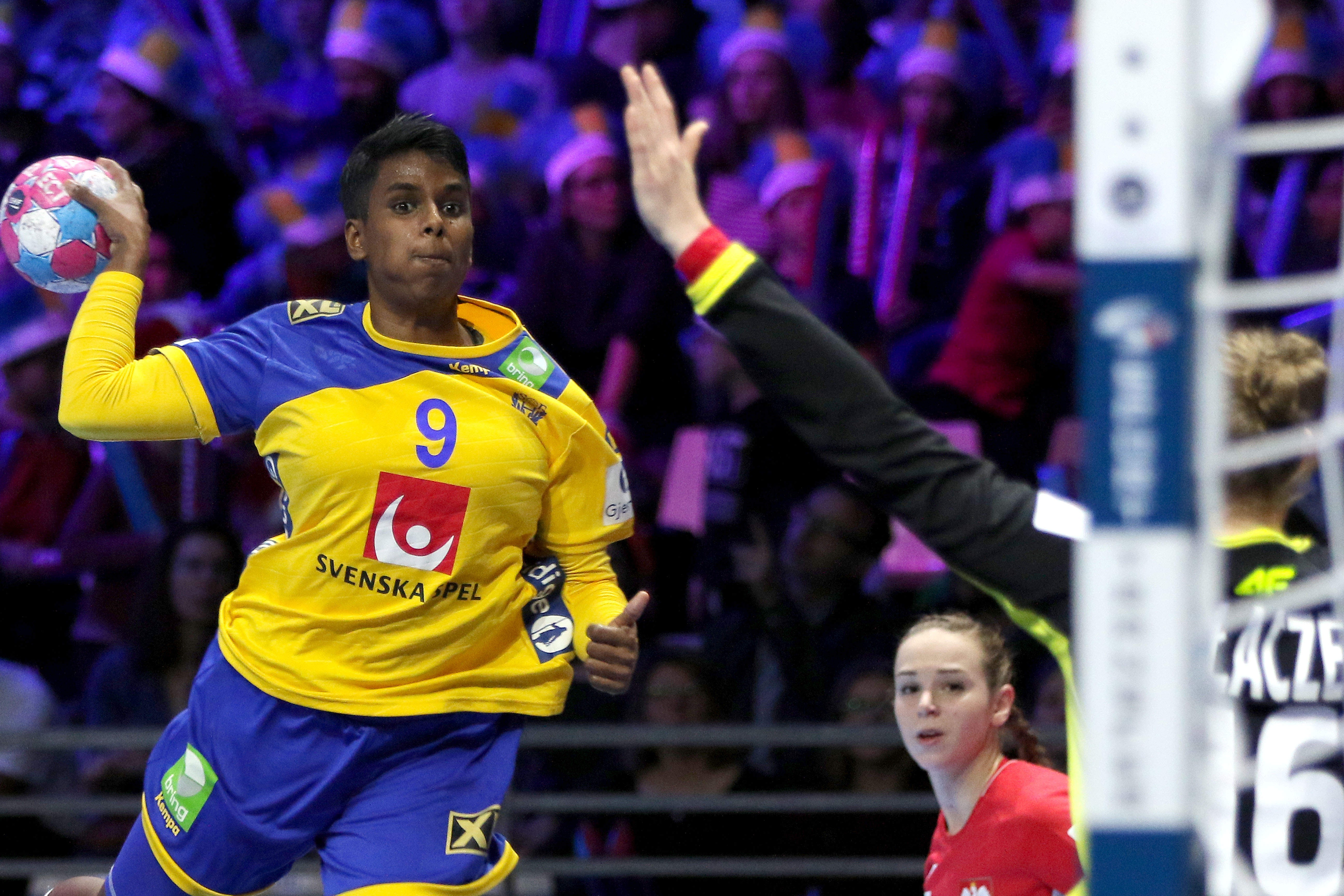 epa07208645 Louise Sand of Sweden in action during the EHF Women EURO 2018 handball match between Sweden and Poland at Halle XXL in Nantes, France, 04 December 2018. EPA-EFE/EDDY LEMAISTRE