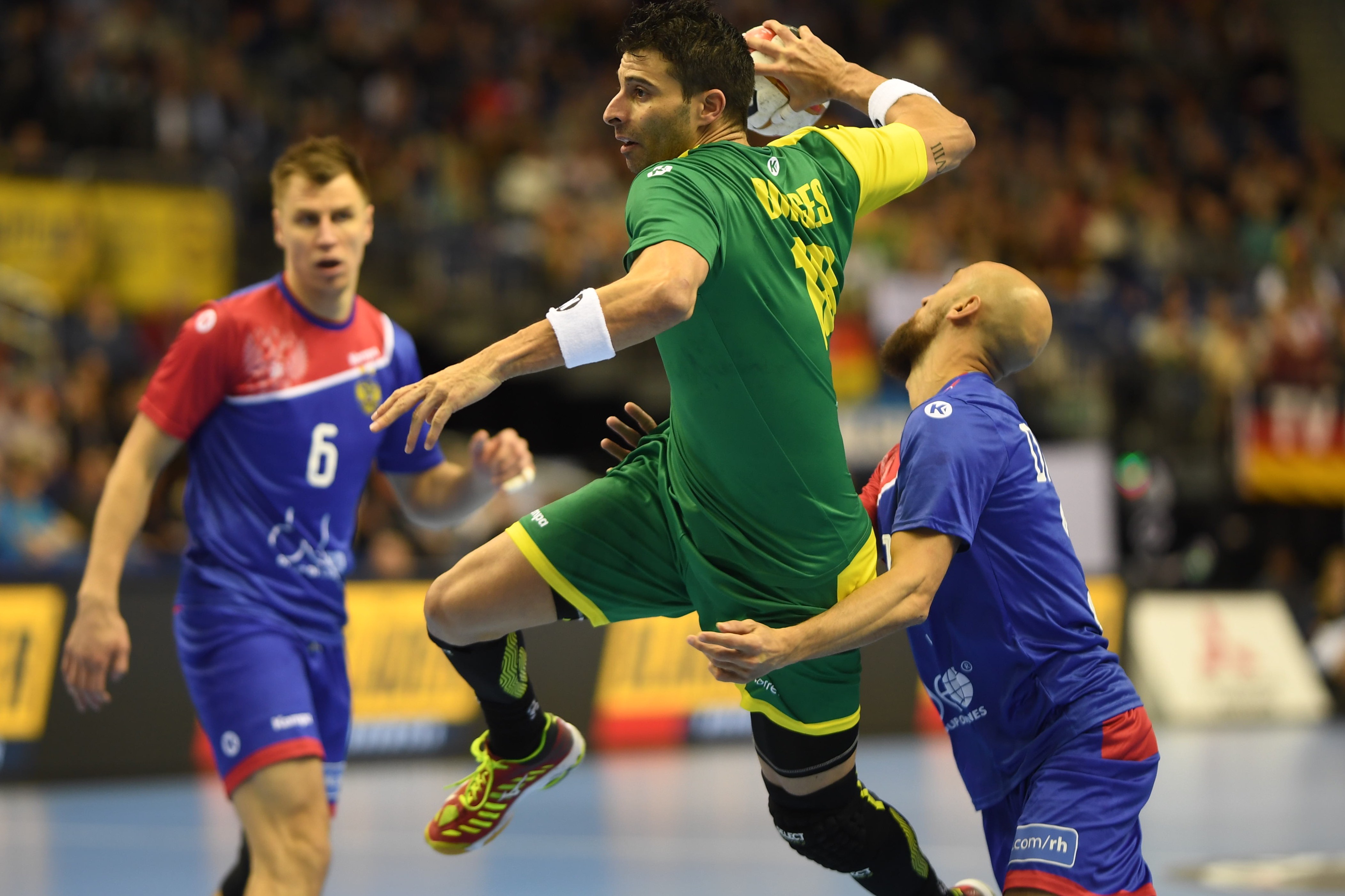 epa07286757 Felipe Borges of Brazil (C) in action against Daniil Shishkarev (L) of Russia and Timur Dibirov of Russia (R) during the match between Russia and Brazil at the IHF Men's Handball World Championship in Berlin, Germany, 15 January 2019. EPA-EFE/CLEMENS BILAN